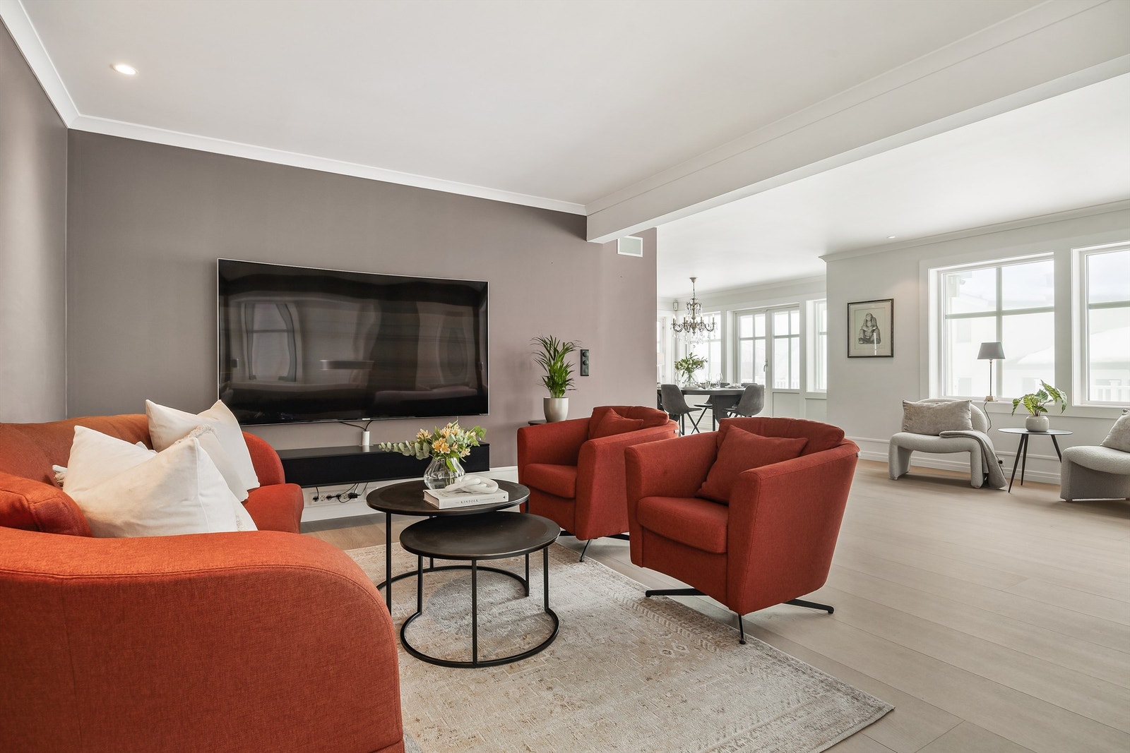 Rommet har god plass til både sofagruppe og mediemøblement. Galleribilde