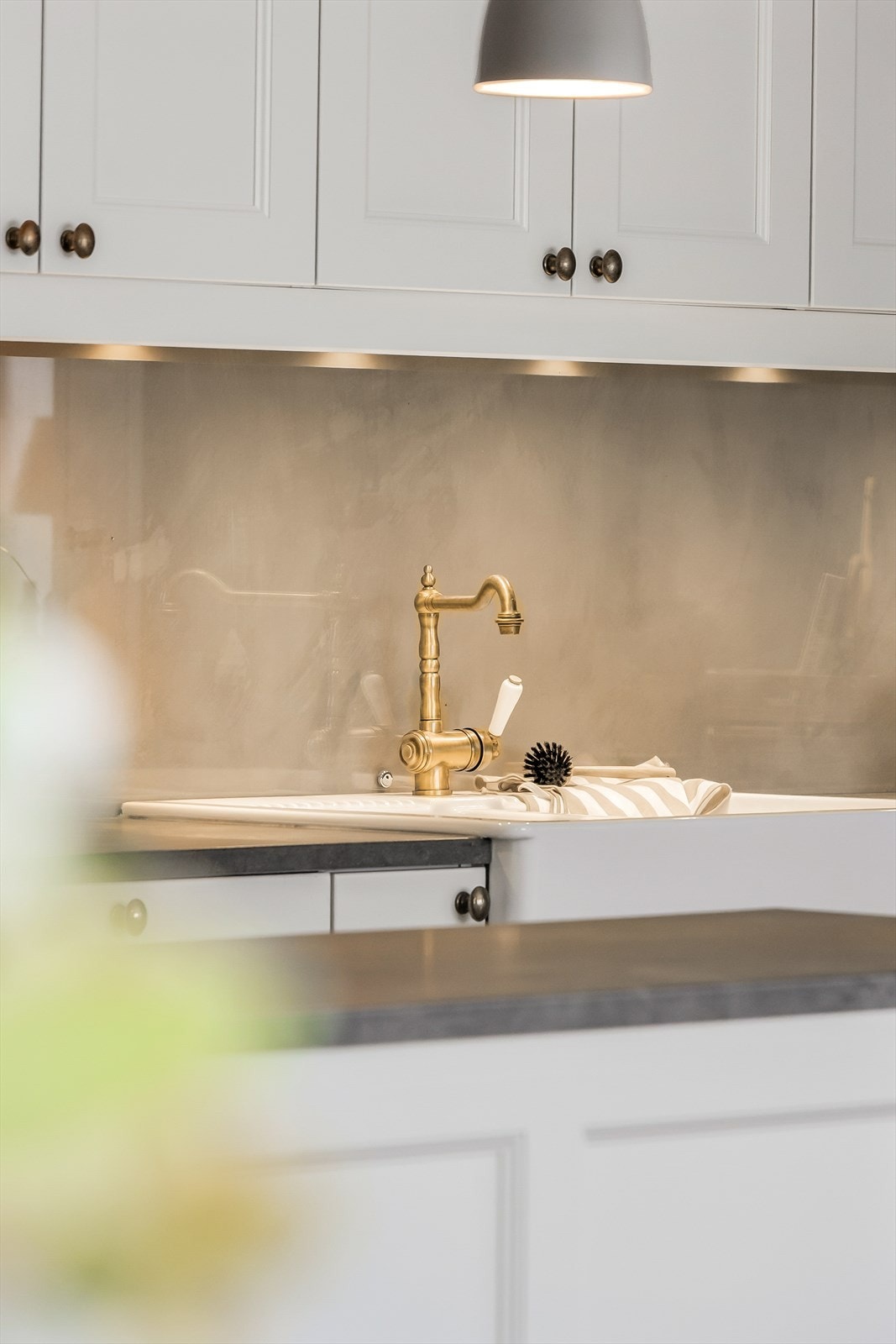 Gjennomførte detaljer som porselensvask og klassisk blandebatteri understreker stilen. Galleribilde