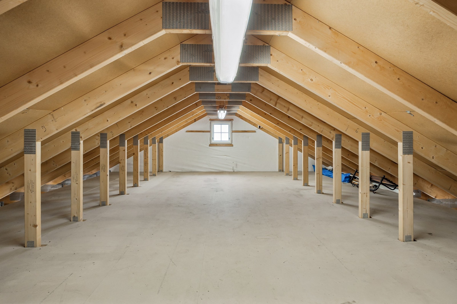 Garasjen har i tillegg et romslig lagringsloft med et gulvareal på 41 m² (ikke byggemeldt). Galleribilde