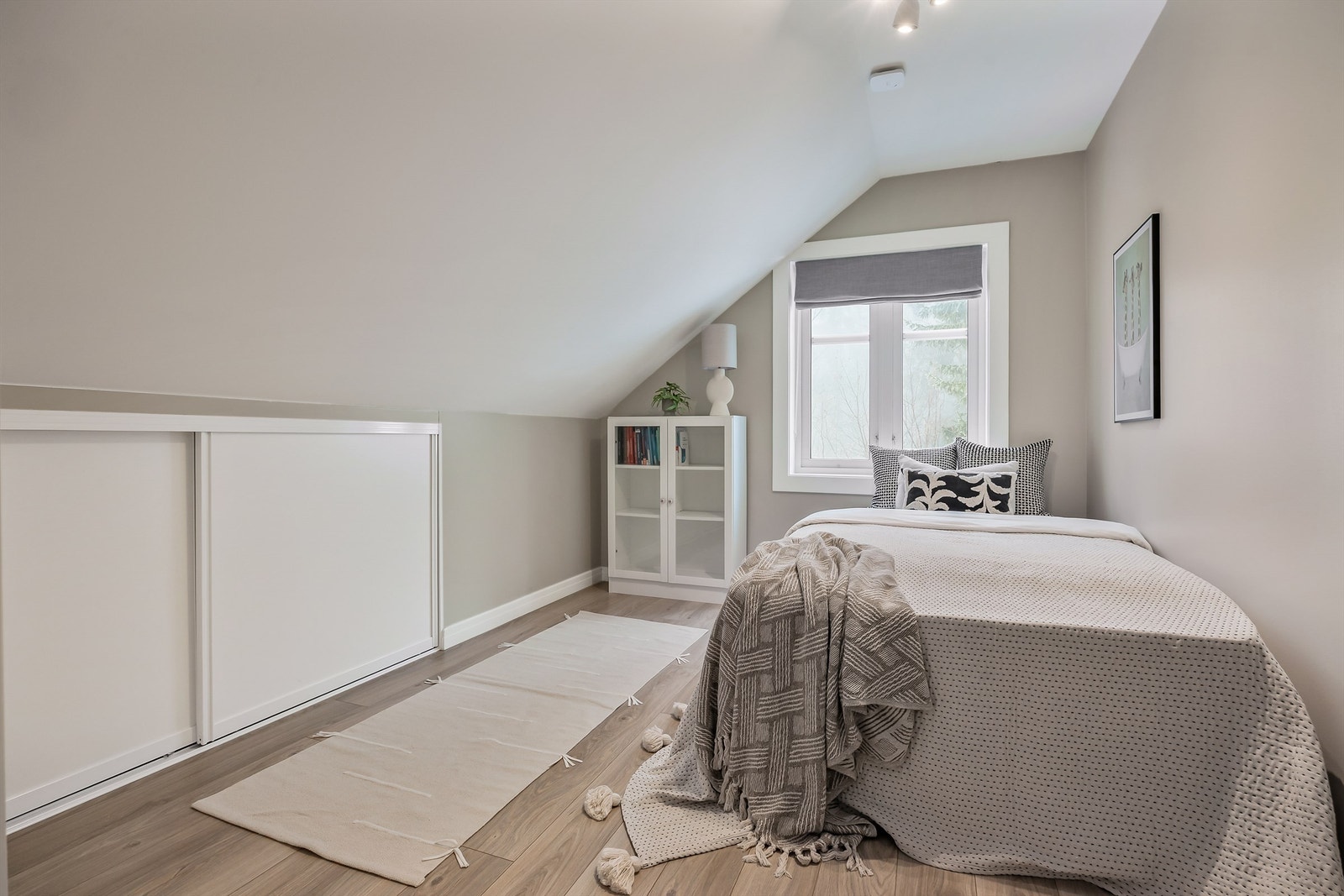 Alle soverommene har malte flater og profilerte innerdører. Galleribilde