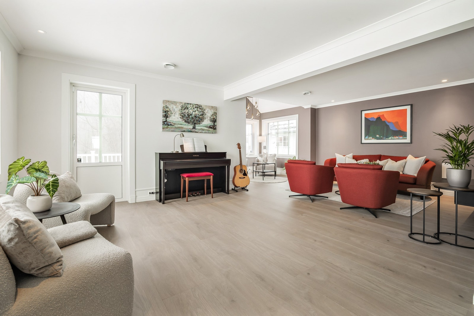 Store vindusflater slipper inn rikelig med lys, og det er direkte utgang til uteplassen. Galleribilde