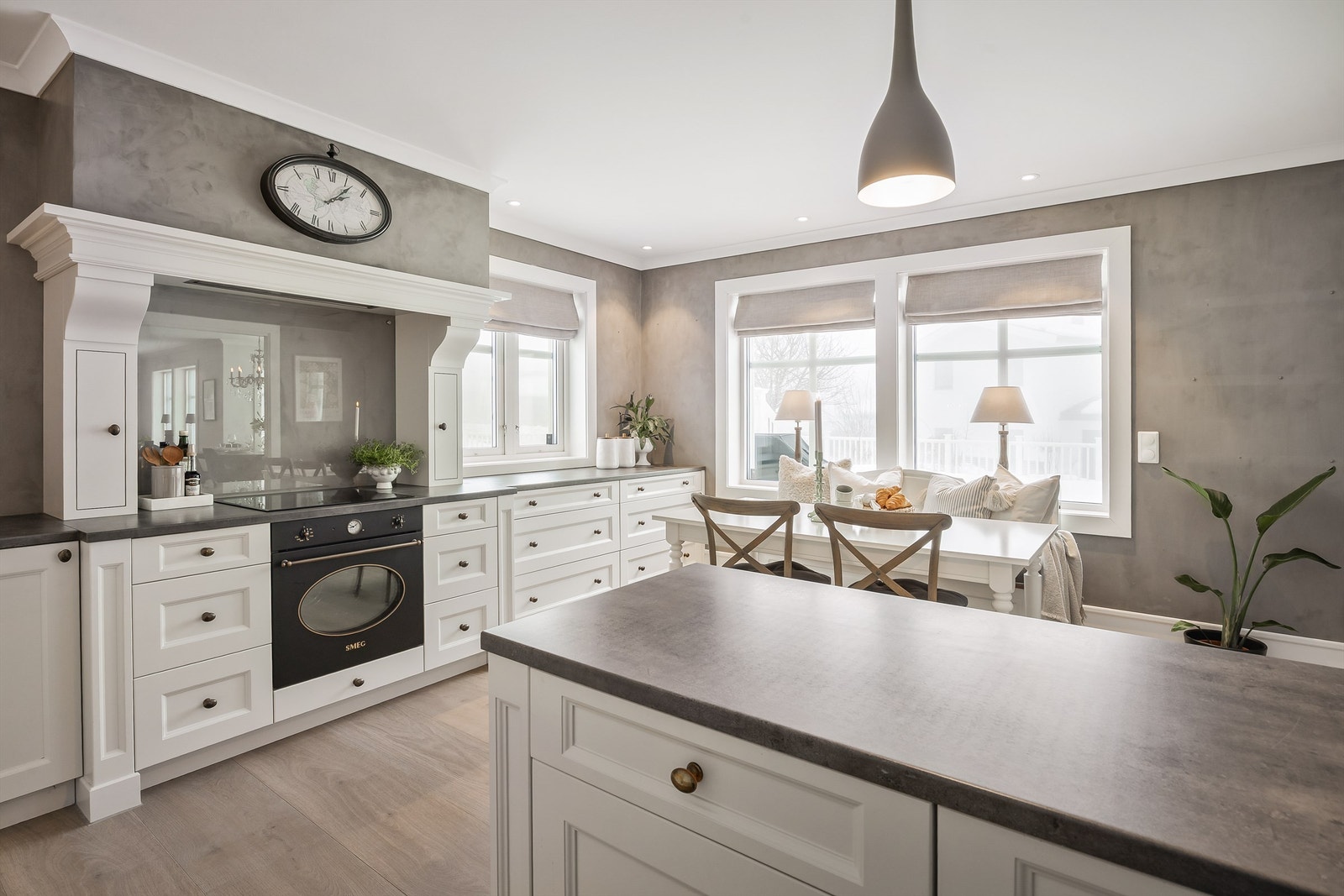 Her er det rikelig med skapplass og en hyggelig spiseplass ved vinduet. Galleribilde