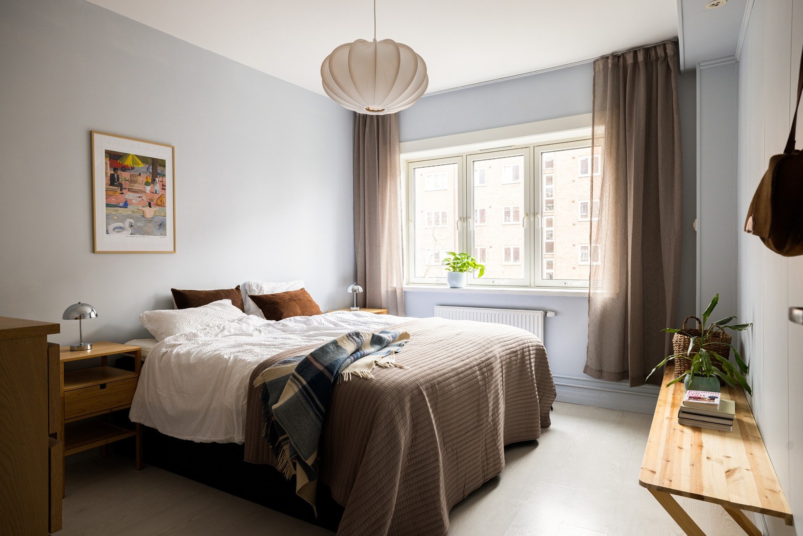 Leiligheten har et lyst og innbydende soverom. Galleribilde