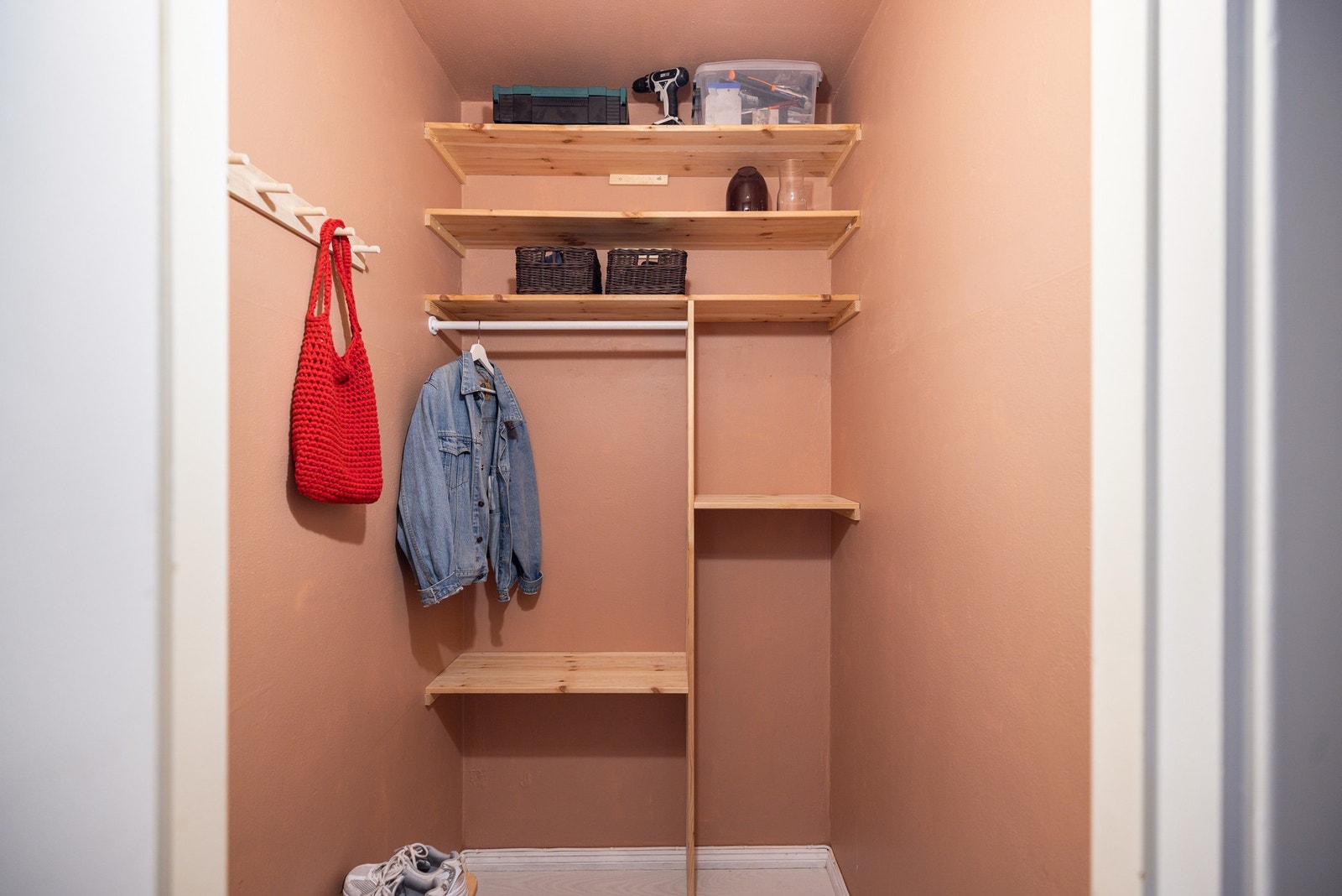 Fra entréen har du tilgang til en innvendig garderobe. Galleribilde