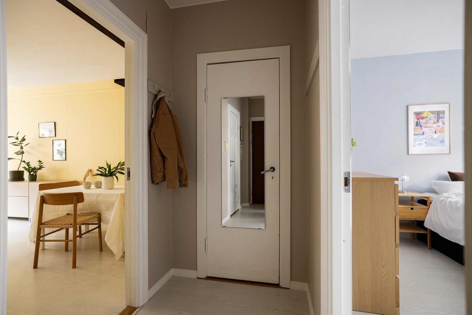 Du ønskes velkommen inn i en lys, innbydende og praktisk entré. Galleribilde