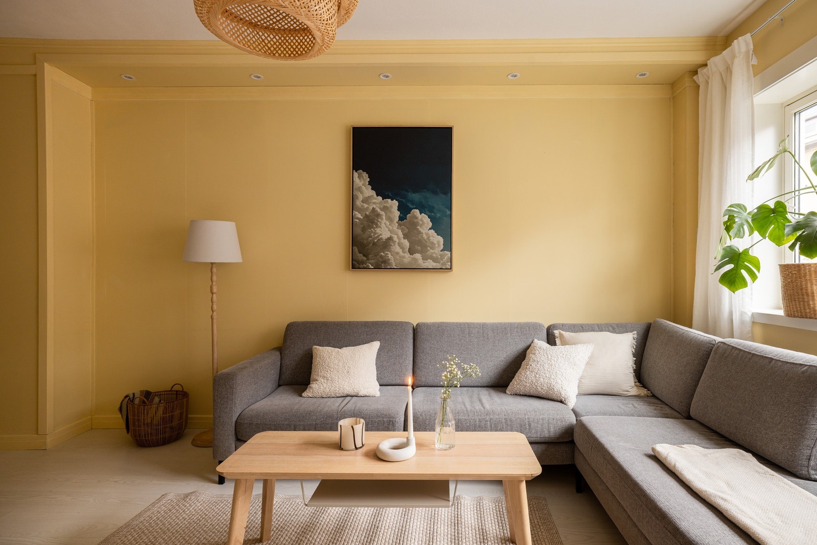 Lysinnslippet sammen med den gode takhøyden på ca. 2,64 meter bidrar til en god og luftig romfølelse. Galleribilde