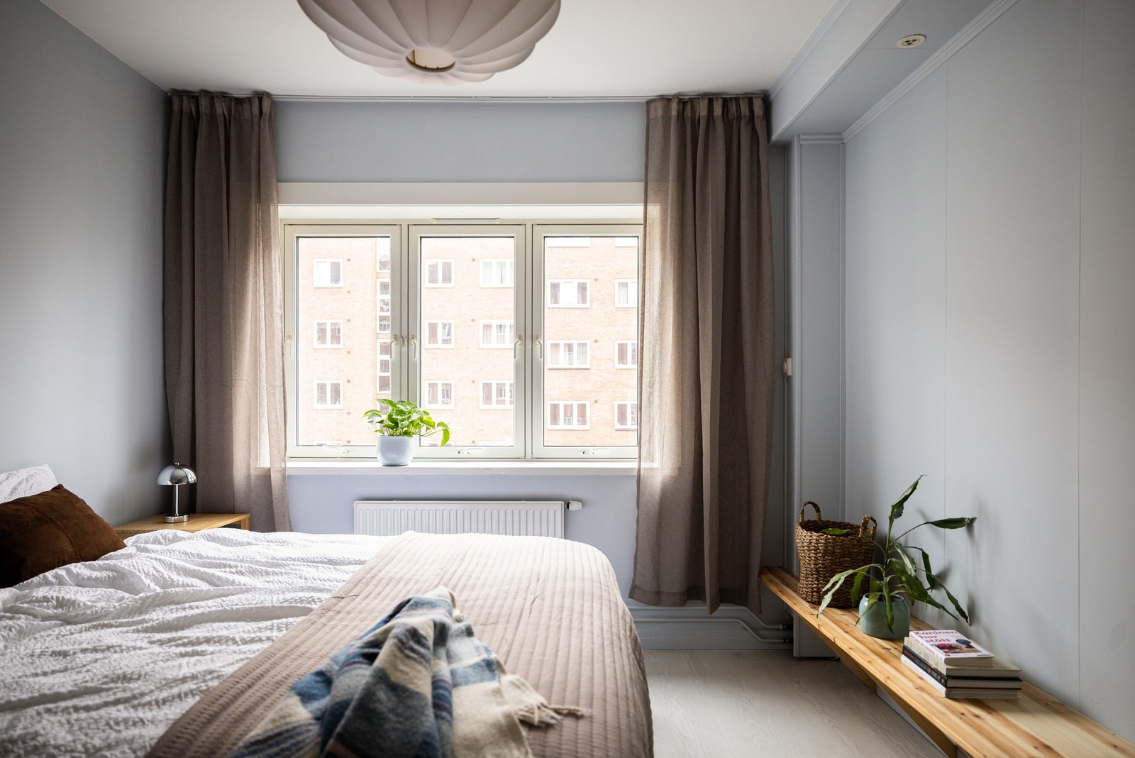 Soverommet vender ut mot rolig bakgård Galleribilde