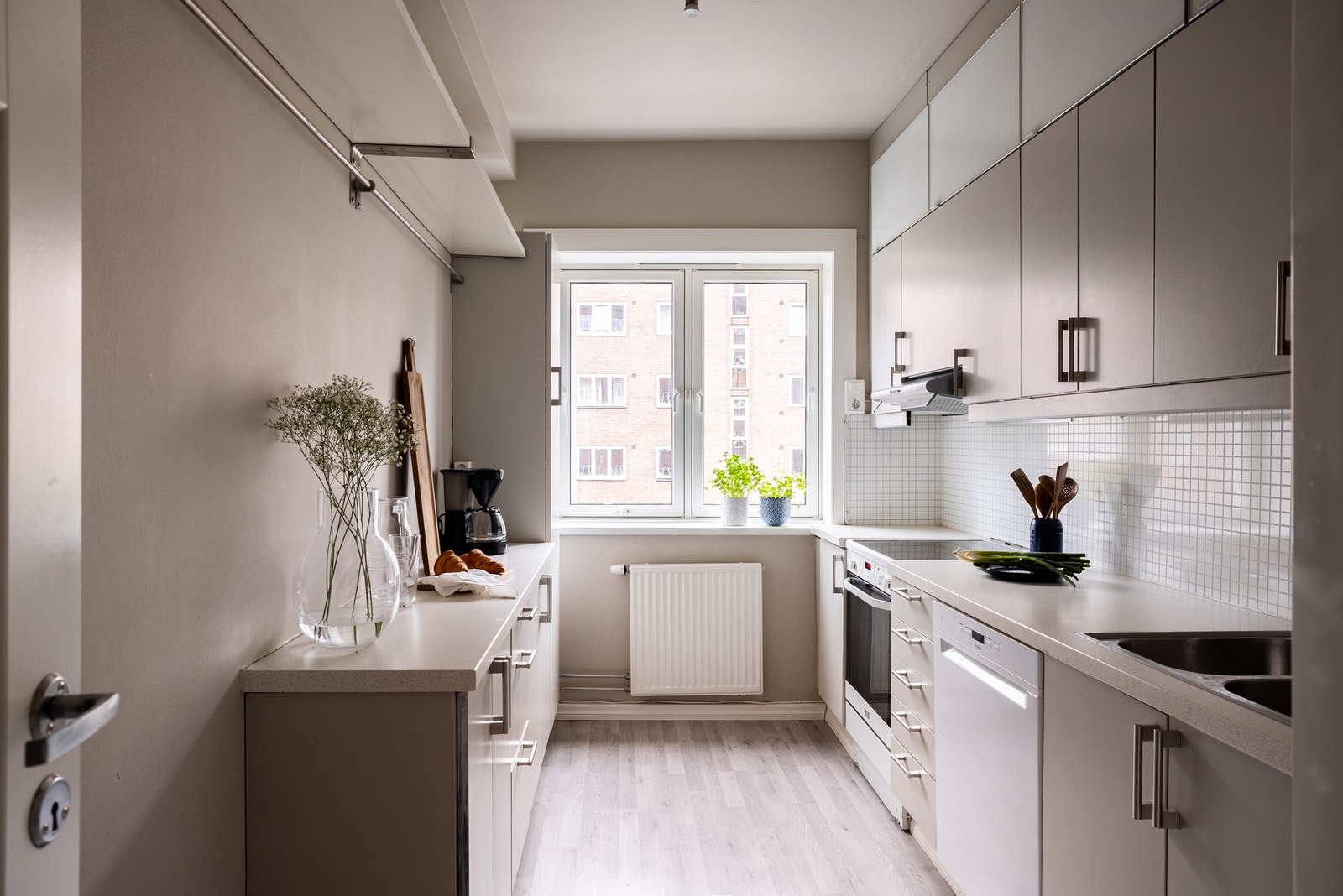 Leiligheten har et lyst og koselig separat kjøkken. Galleribilde