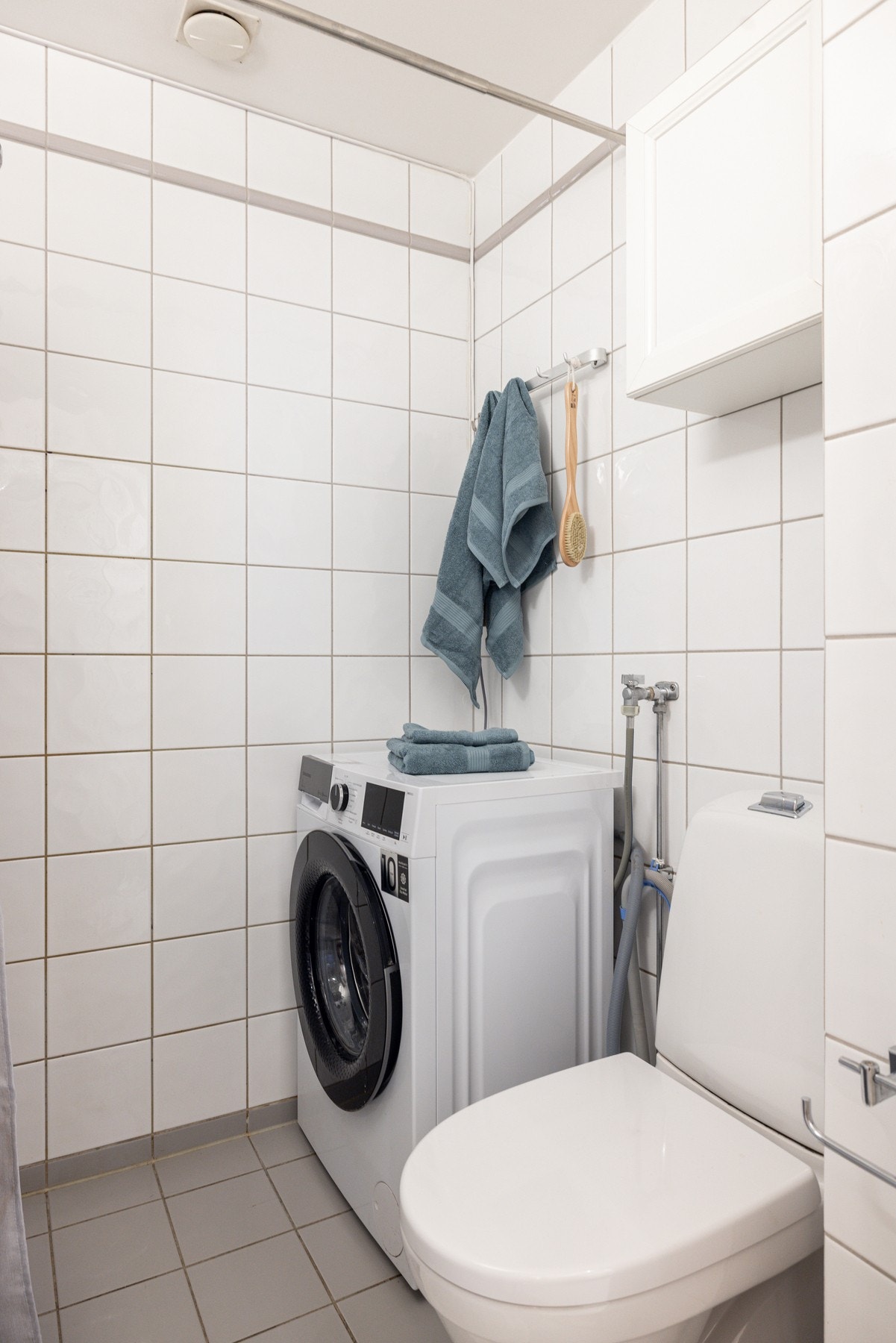 Baderommet er også utstyrt med dusjhjørne, gulvmontert toalett, det er plass og opplegg for vaskemaskin. Som beboer har du også tilgang til fellesvaskeri. Galleribilde