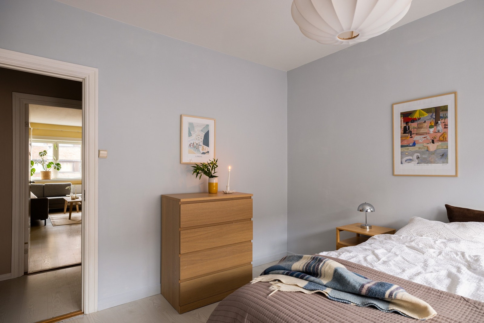 På soverommet er det god plass til en stor dobbeltseng med tilhørende nattbord, samt en kontorpult eller kommoder. Det er også rom for å sette inn garderobe om ønskelig. Galleribilde