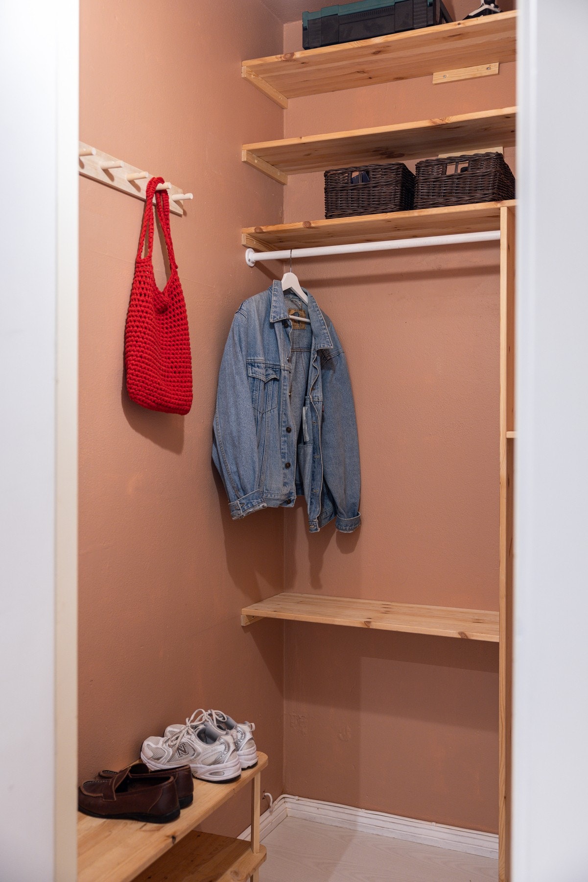 Her er det også god plass til oppbevaring av sko og yttertøy. Galleribilde