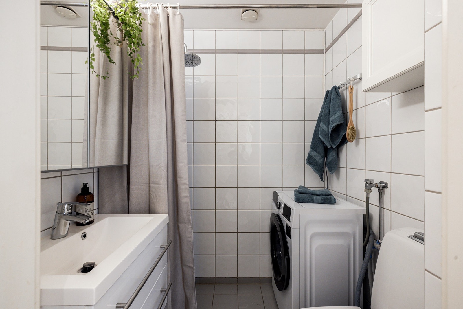 Leiligheten har et lyst flislagt baderom som ble pusset opp i regi av brl. i 2001. Galleribilde