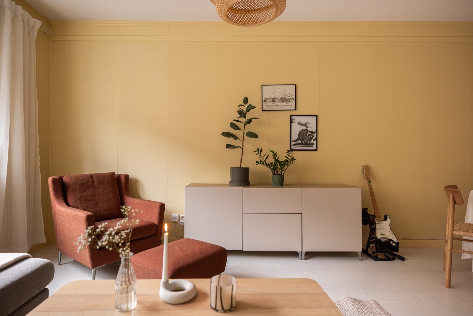 Leiligheten holdes god og lun på vinterstid med fjernvarme til radiatorer. Både oppvarming, varmtvann og tv/internett er inkludert i felleskostnadene. Galleribilde