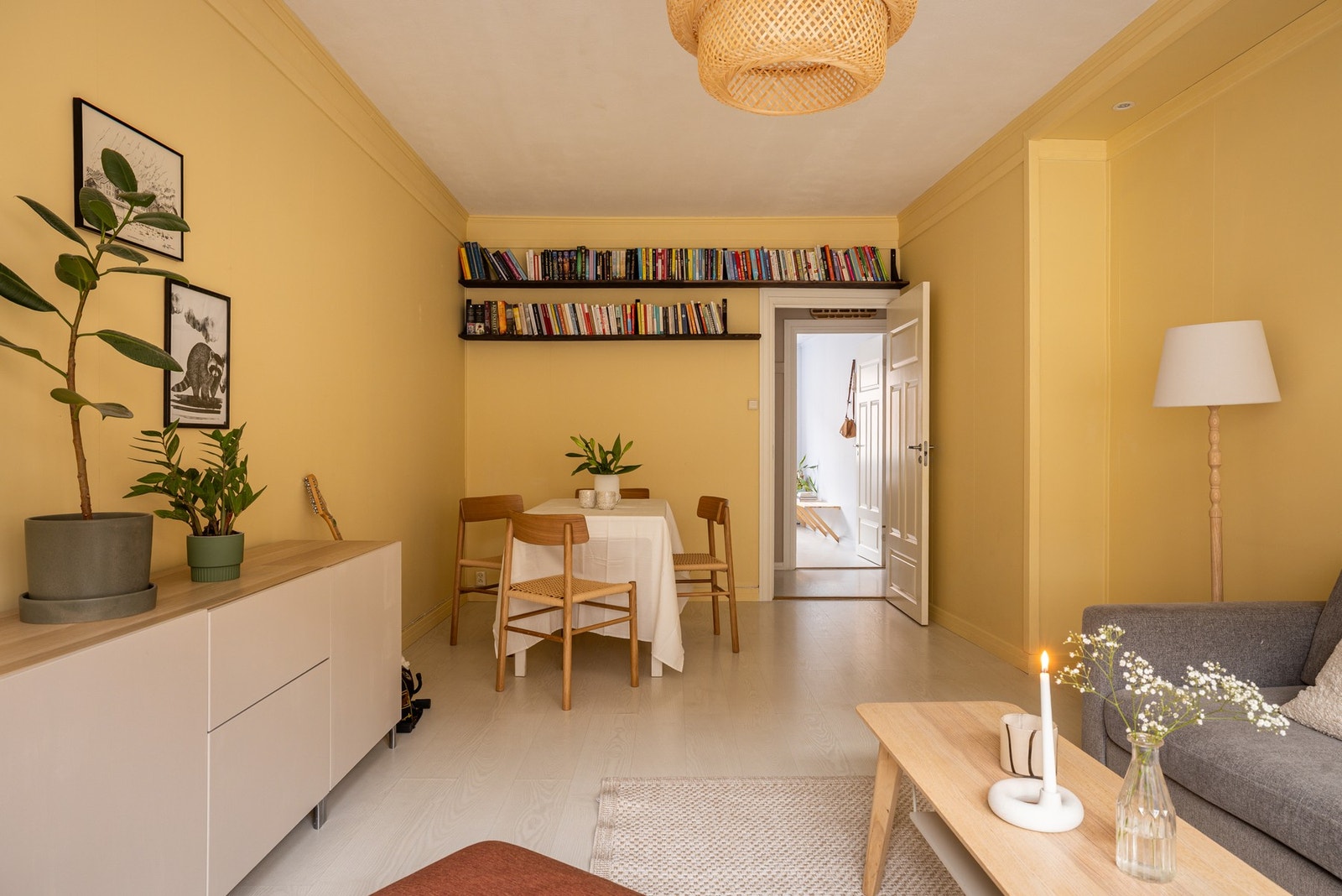 Stuen er romslig med god plass til både sofagruppe med salongbord, mediemøblement og et spisebord. Galleribilde