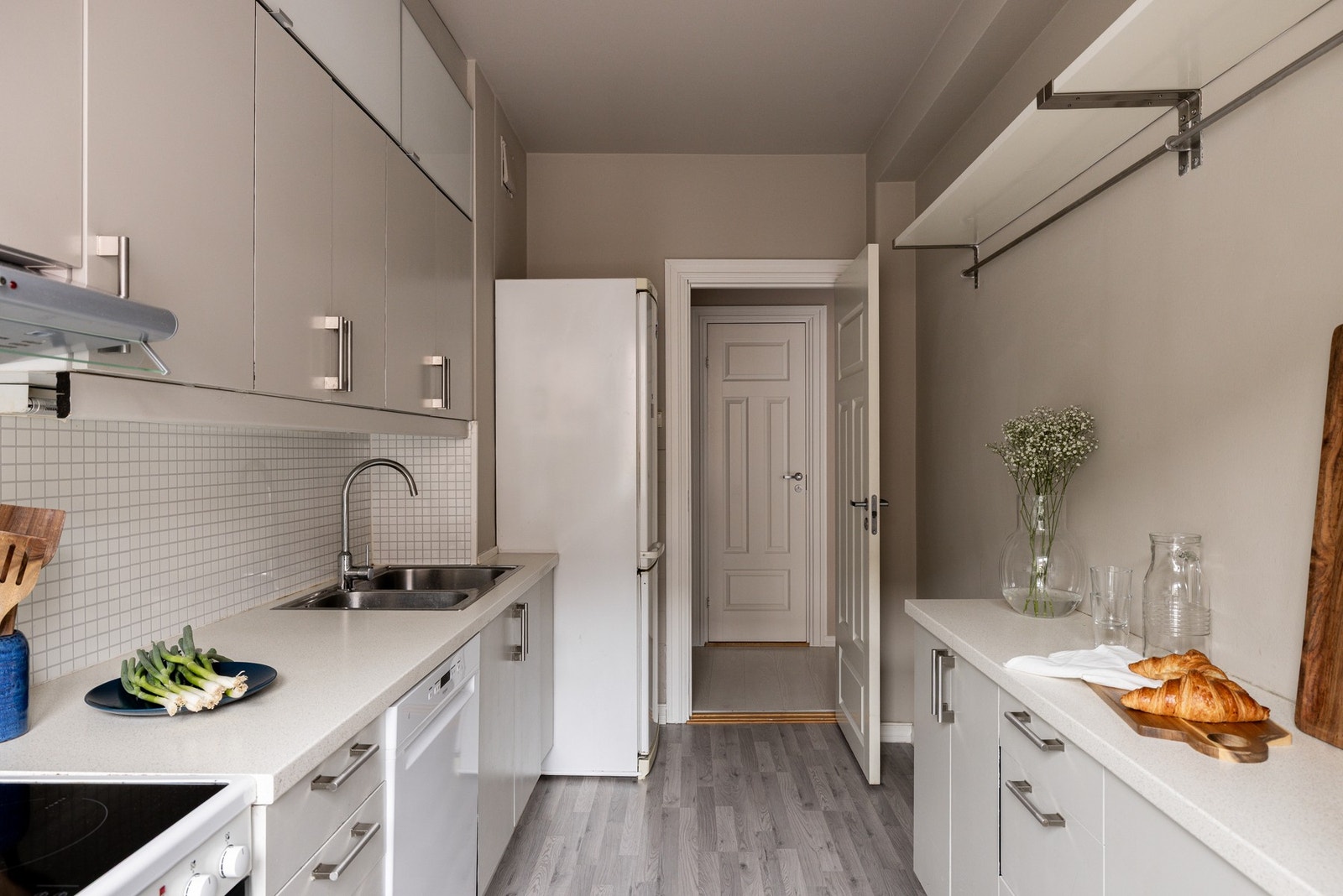 Kjøkkenet er utstyrt med kjøleskap med frysedel, komfyr med platetopp og oppvaskmaskin. Samtlige hvitevarer på kjøkkenet medfølger. Galleribilde