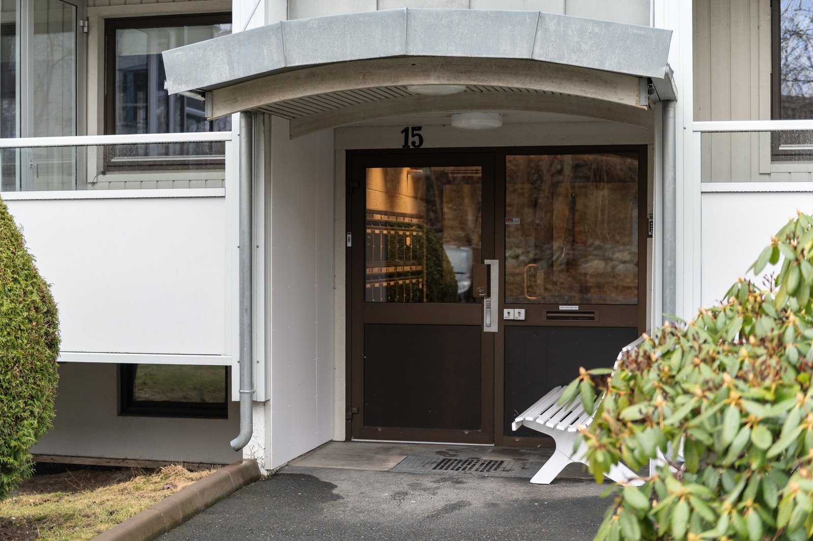 Inngangsparti med dørklokker Galleribilde