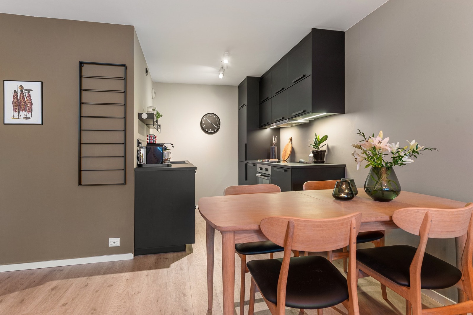 Stilfullt kjøkken med innredning fra IKEA - Svart Kungsbacka med integrerte hvitevarer. Galleribilde