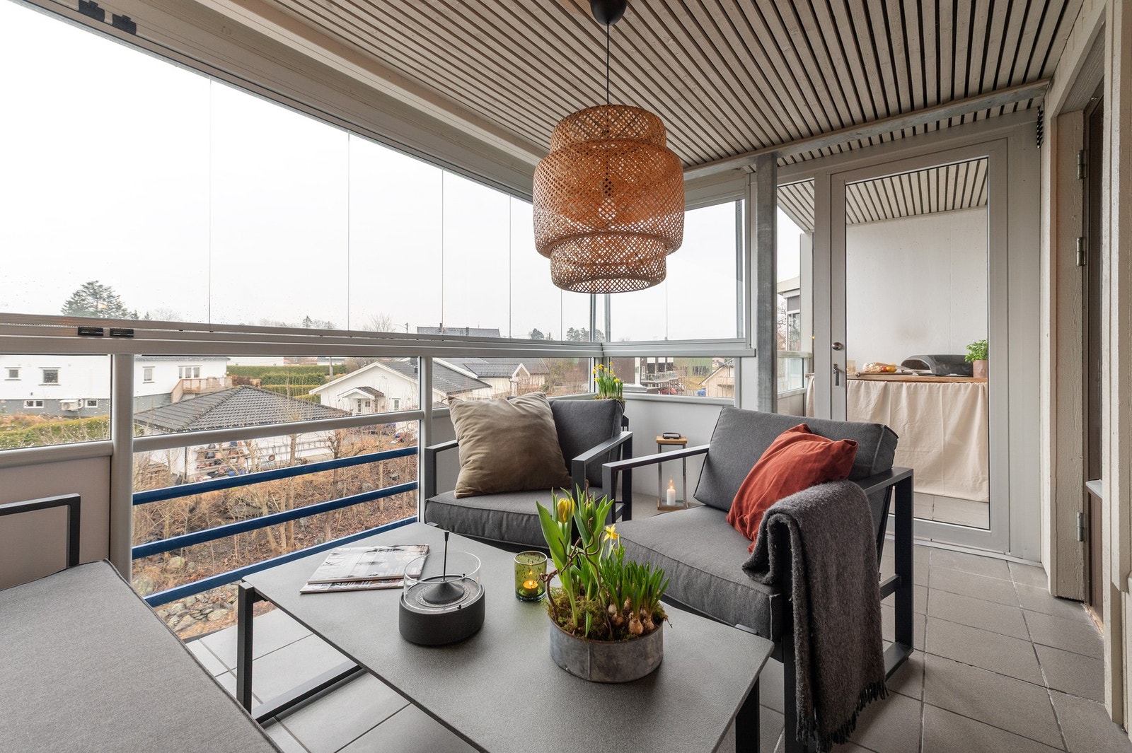 Lys og trivelig glassveranda med glass som kan skyves tilside. I tillegg er det egen luftebalkong Galleribilde