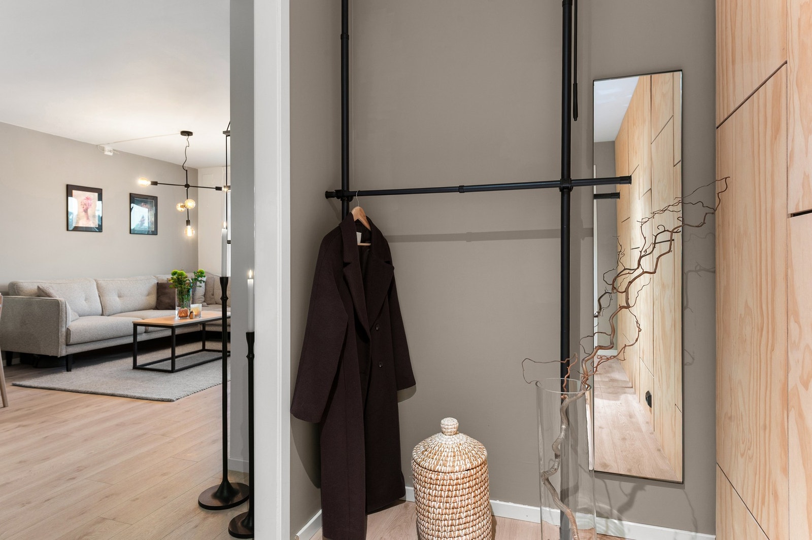 Plass til yttertøy i entré Galleribilde