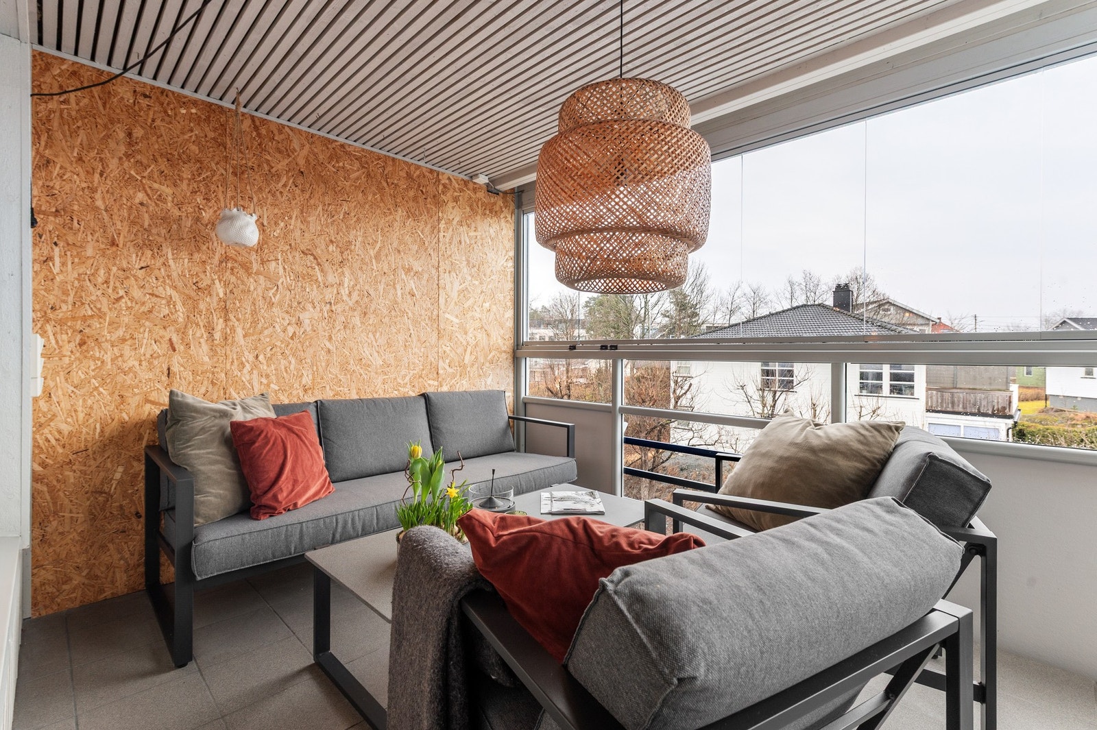 Romslig og lys innglasset veranda som fungerer som en forlengelse av stuen. Galleribilde