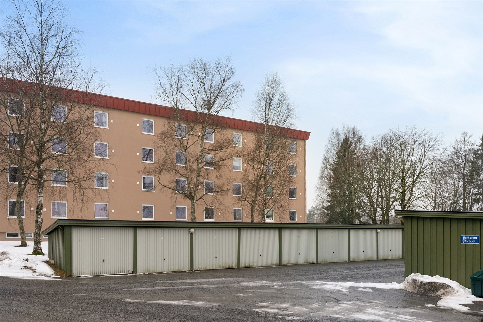 Borettslaget har parkeringsplasser og garasjer for utleie som tildeles etter liste når det er ledig. Galleribilde