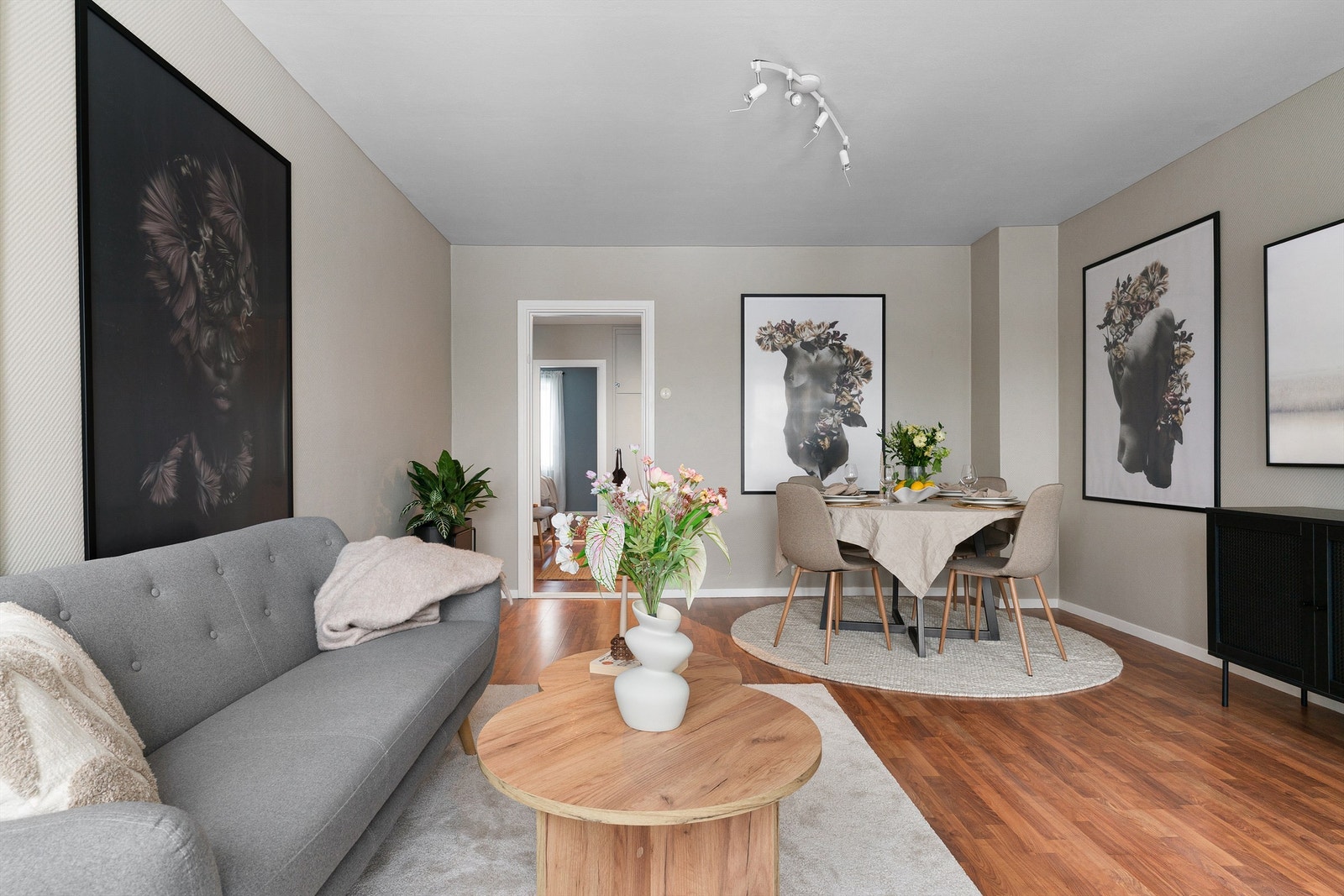 Stuen er et lyst og trivelig rom med god plass for både sofagruppe og spisebord. Galleribilde