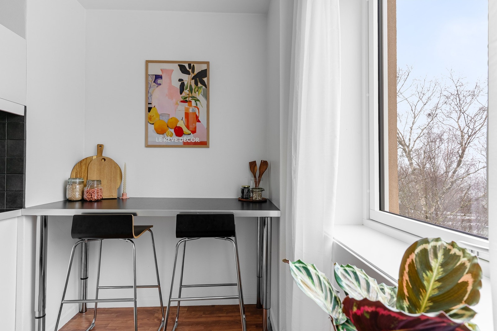 God benkeplass på begge sider gir gode arbeidsforhold for matlaging. Galleribilde