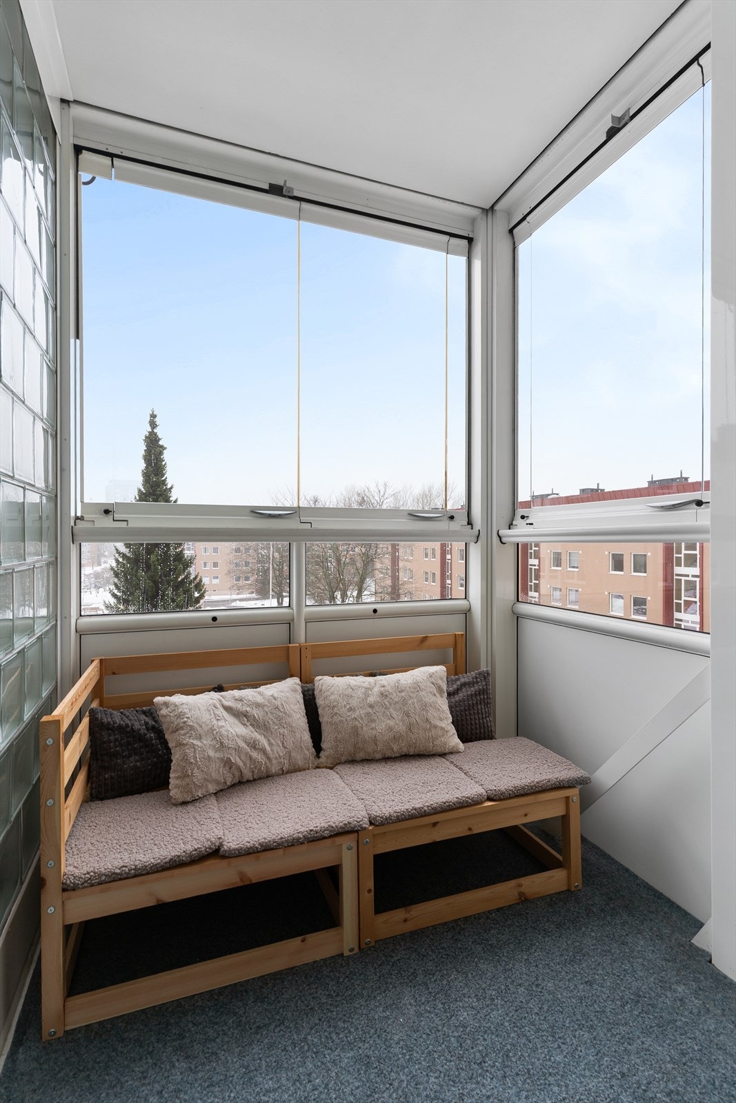 Sydvestvendt, innglasset balkongen på ca. 4 m² med plass til utemøbler. Galleribilde