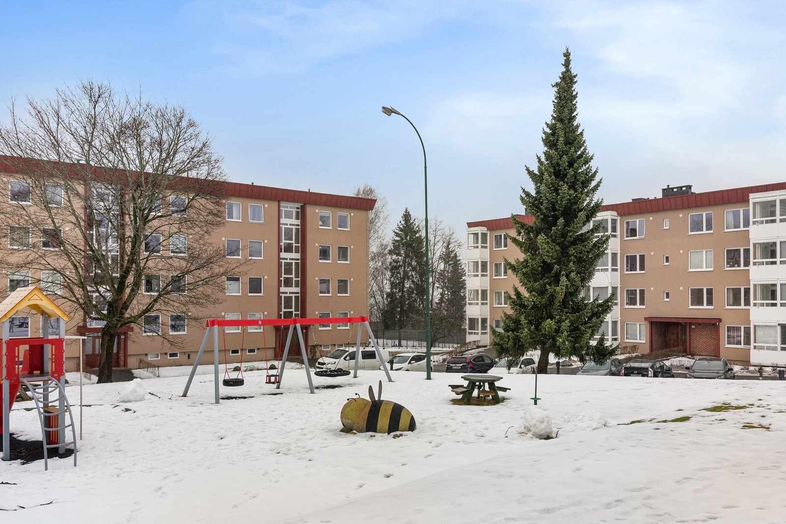 Borettslaget har store, grønne utearealer med lekeplass og sittegrupper. Galleribilde
