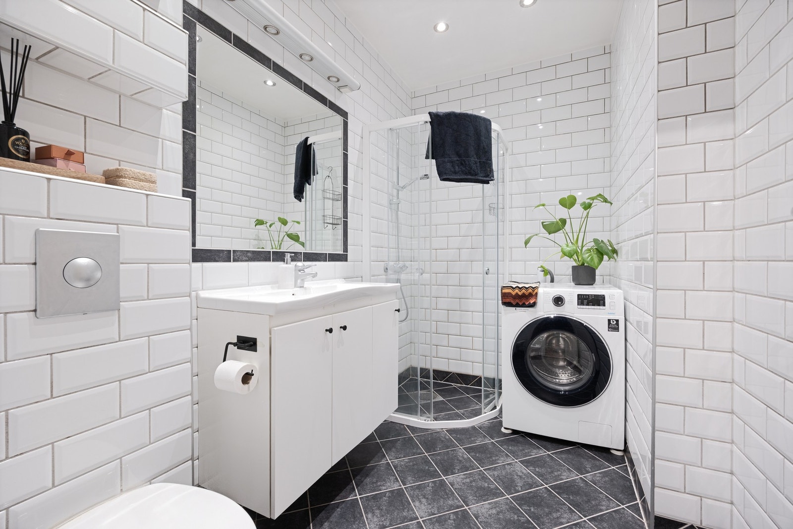 Flott, helfliset bad med varmekabler på gulv. Galleribilde