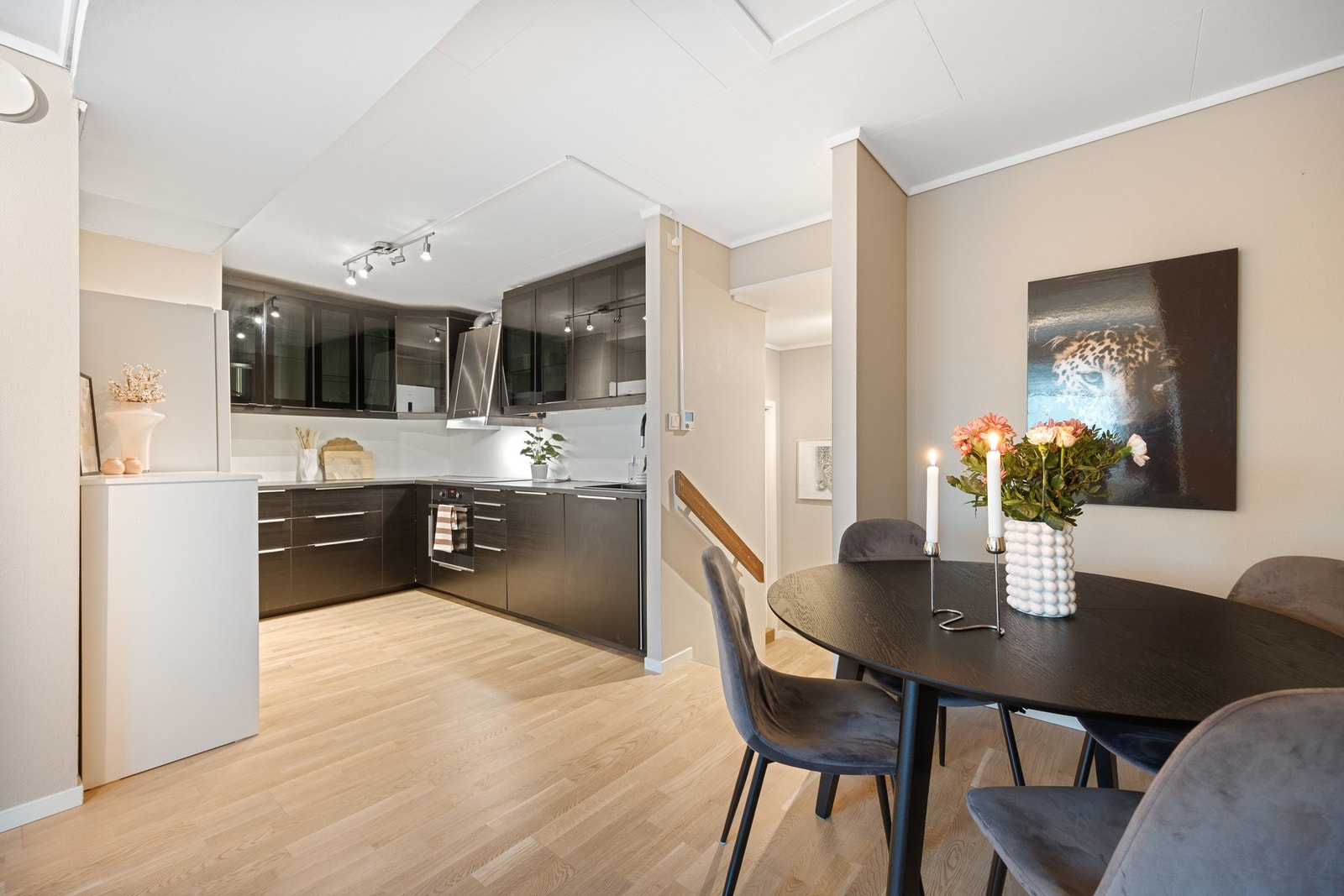 God plass til å samles ved spisebord. Her kan du innrede akkurat som du ønsker. Galleribilde