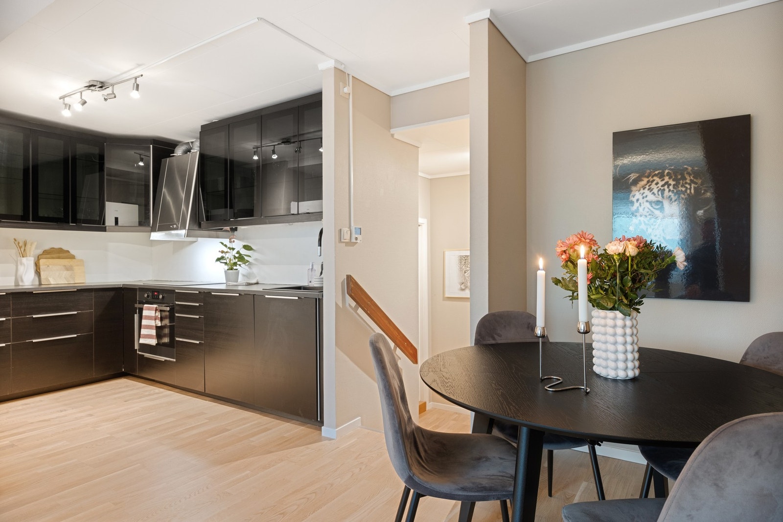 IKEA kjøkken med slette fronter og benkeplate av laminat. Galleribilde