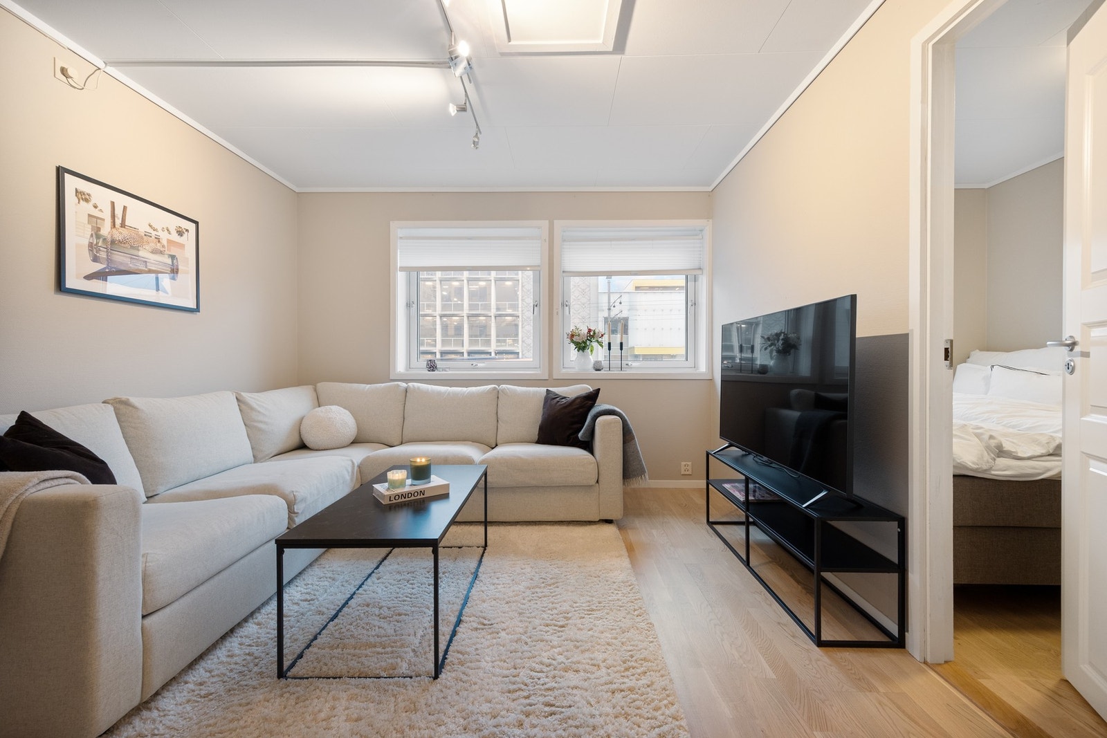 Gjennomgående 1-stavs parkett på gulv og fine lune farger på vegg. Galleribilde