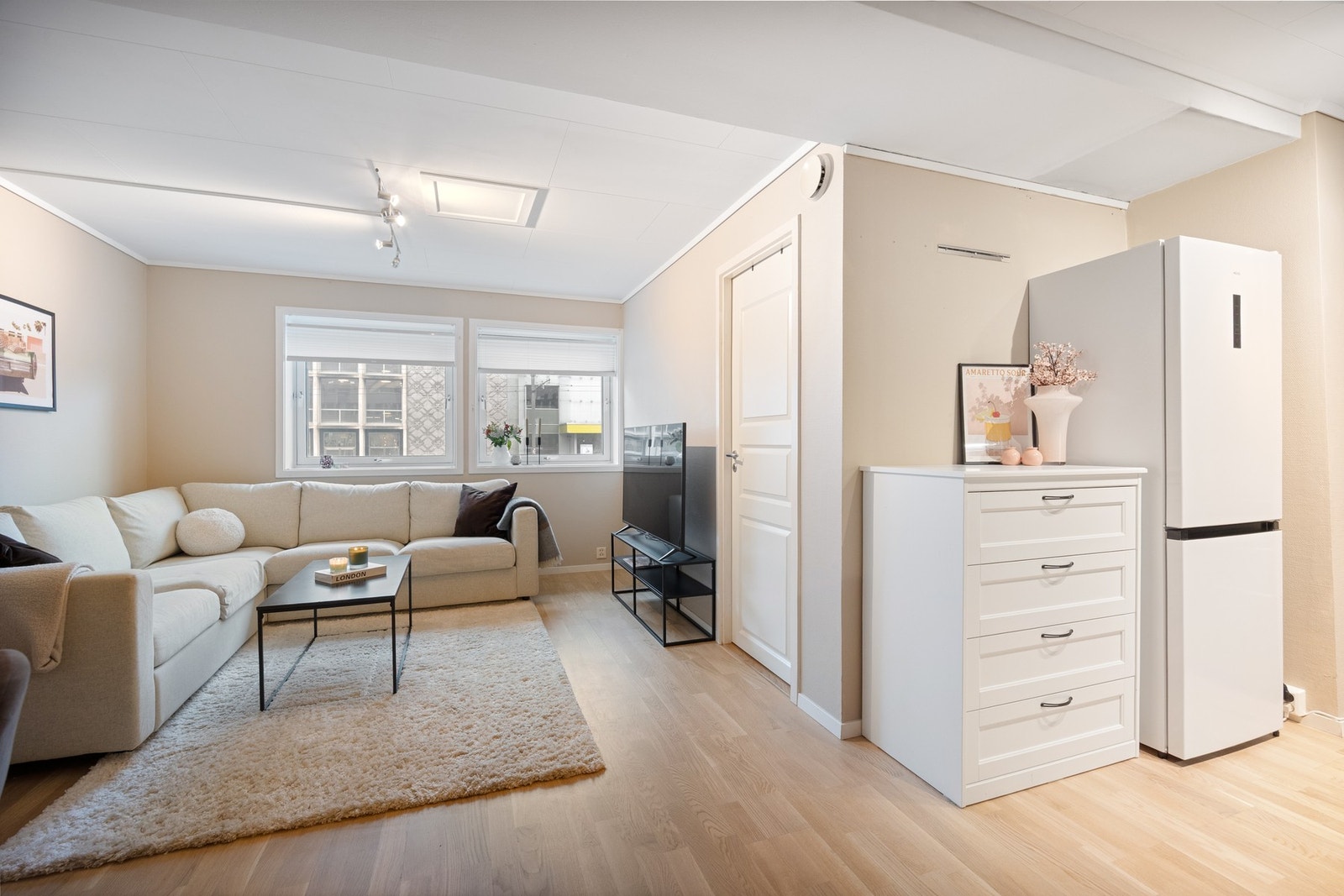 Fra entreen kommer du inn til en åpen stue/kjøkken løsning, med mye naturlig lys. Galleribilde