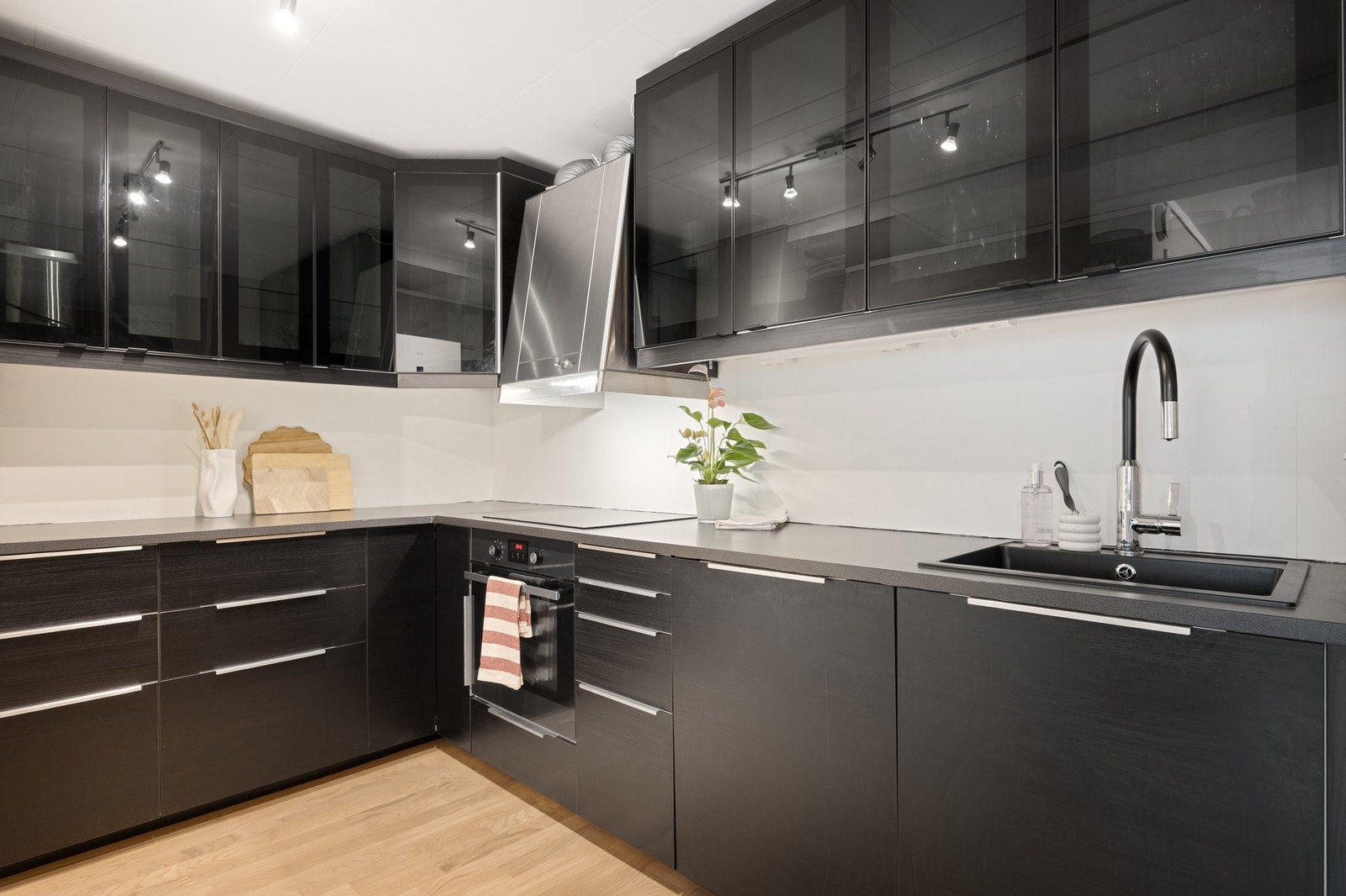 kjøkken inneholder nedfelt vask, oppvaskmaskin, platetopp, stekeovn og ventilator. Galleribilde