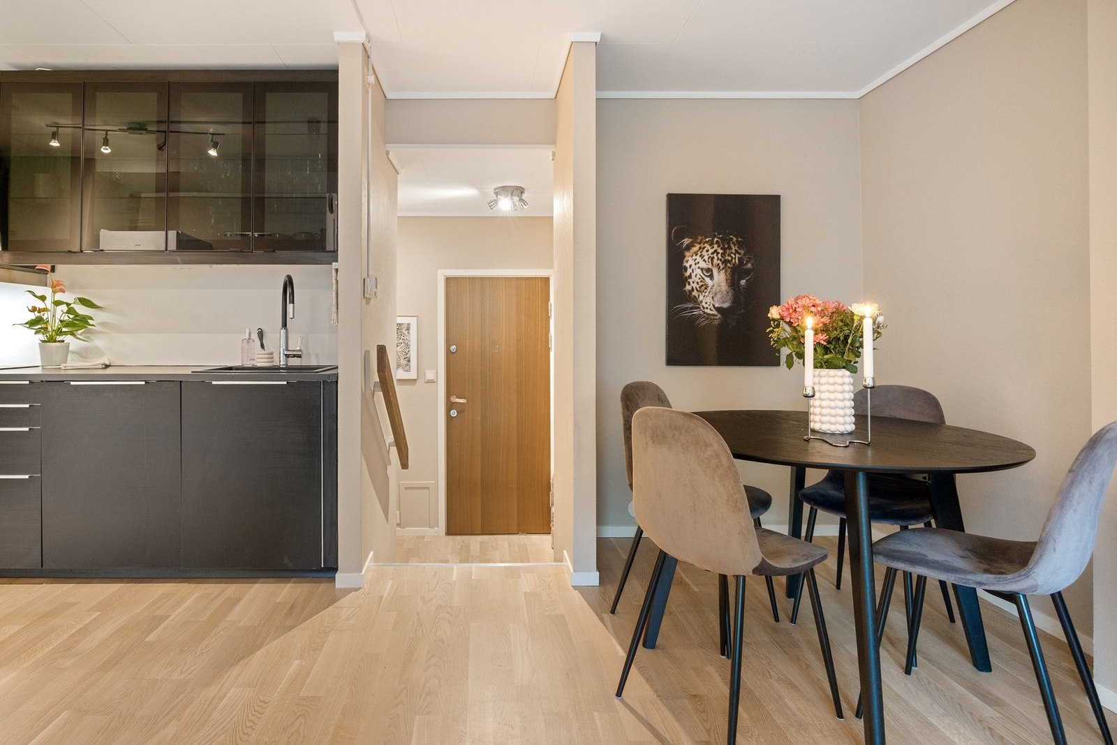 Gjennomgående 1-stavs parkett på gulv og fine lune farger på vegg. Galleribilde