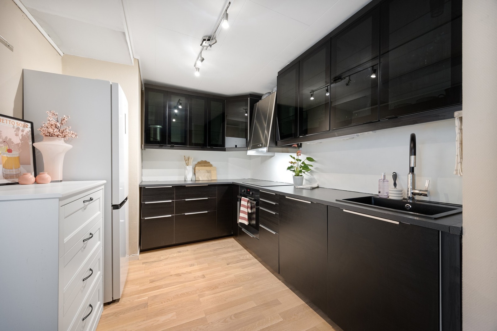 Rikelig med skap- og benkeplass på kjøkken. Galleribilde