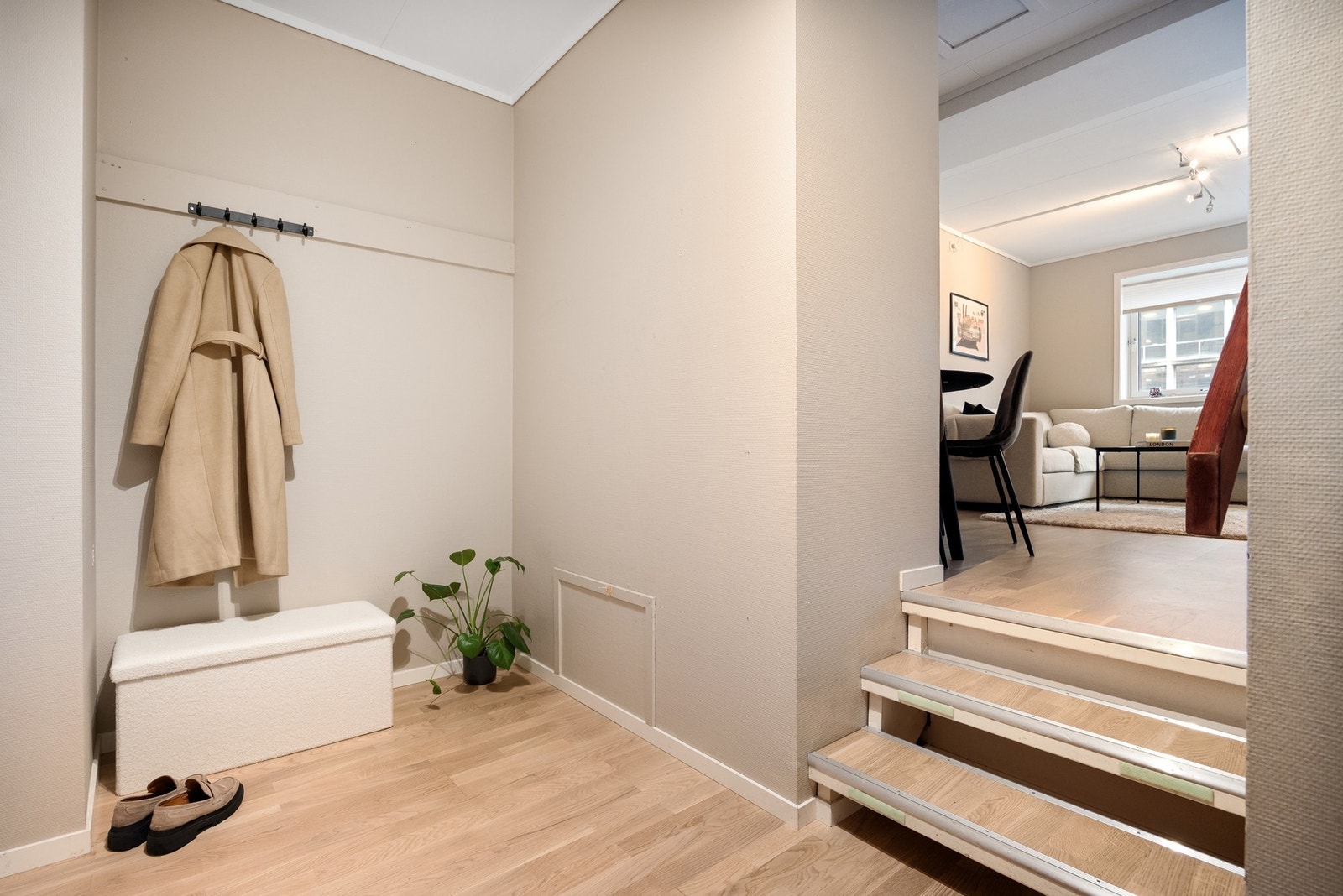 Velkommen inn til en lys og luftig entrè! Galleribilde