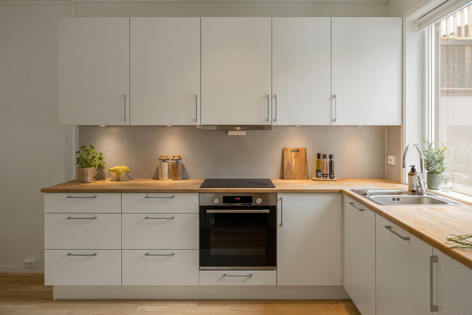 Romslig innredning som tilbyr bra med benkeplass og god lagringsplass i både skuffer og skap. Galleribilde