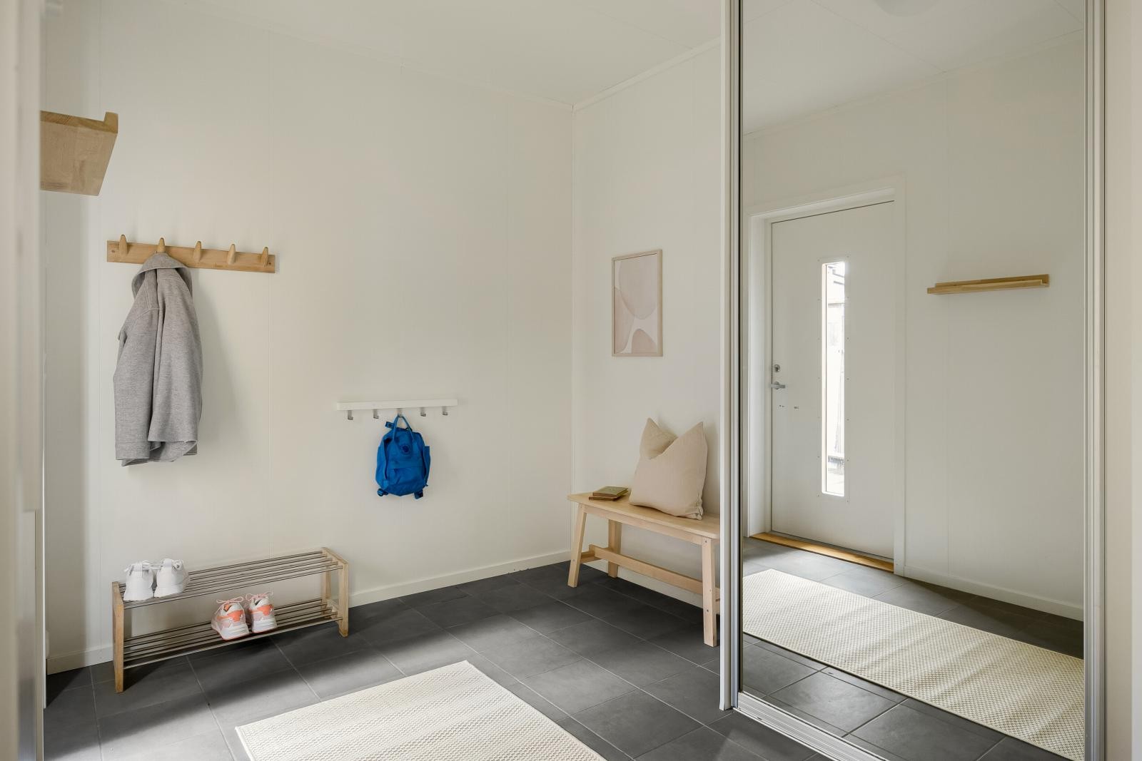 En lys, entré med gode oppbevaringsmuligheter gir boligen et godt førsteinntrykk. Galleribilde