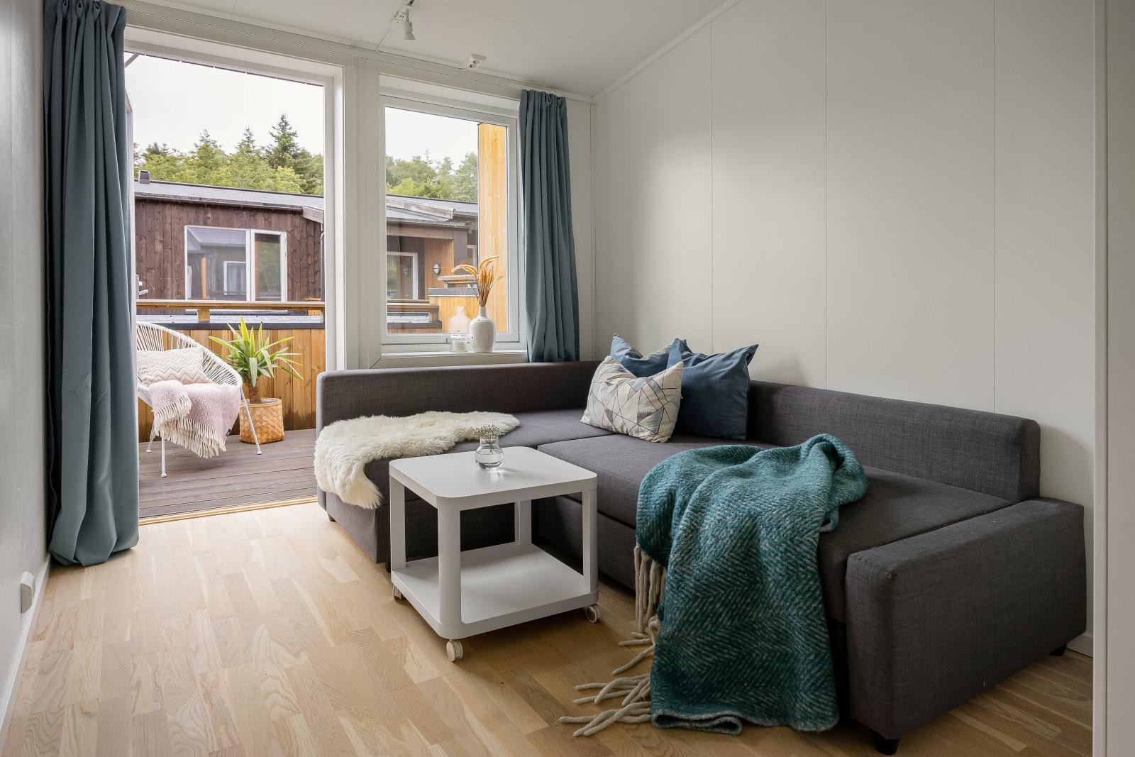 Soverom / loftstue på ca. 8,4 kvm med utgang til balkong. Galleribilde