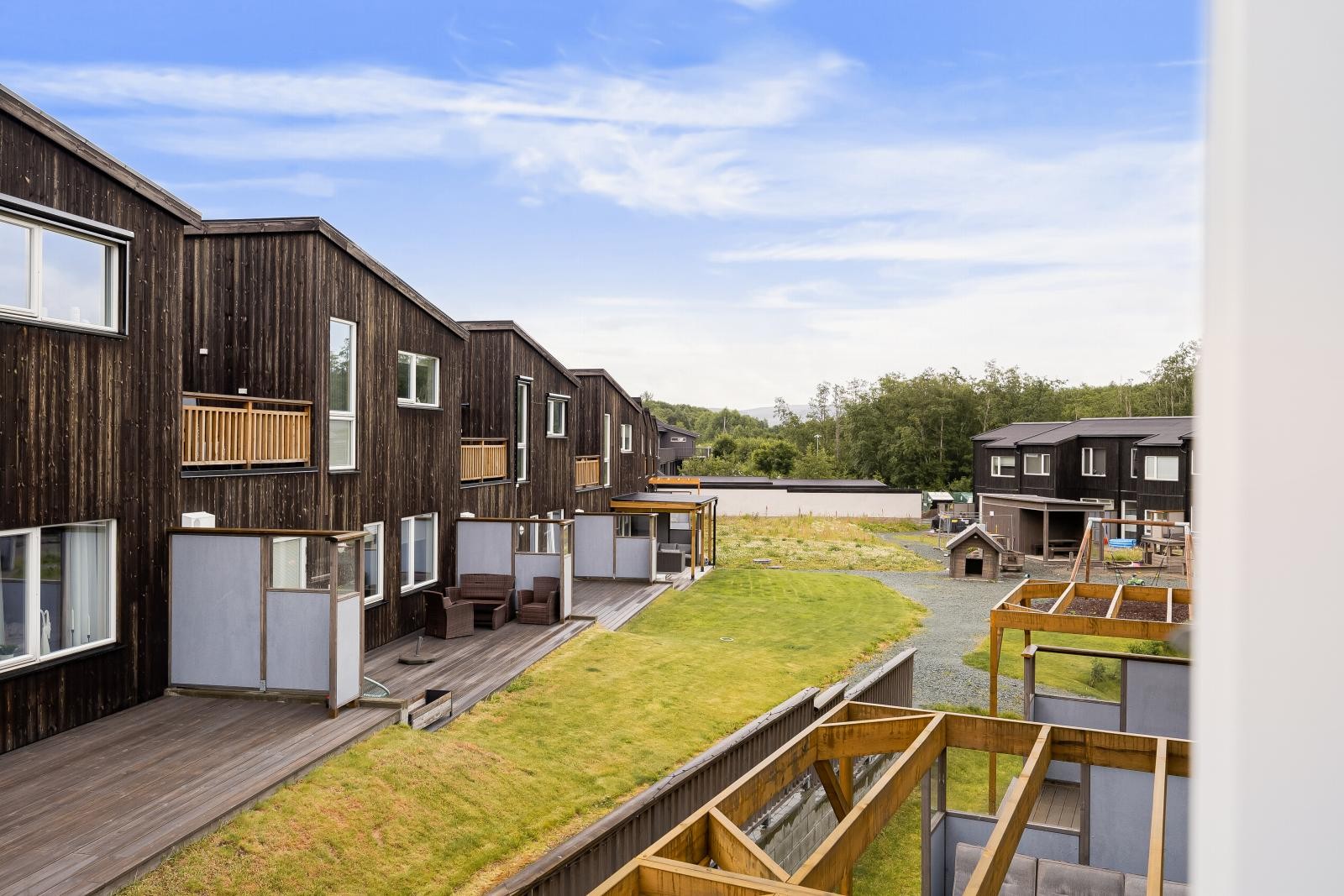 Boligen har en ideell plassering som gjør det enkelt å nyte både bylivet og rekreasjonsmulighetene i nærområdet. Galleribilde