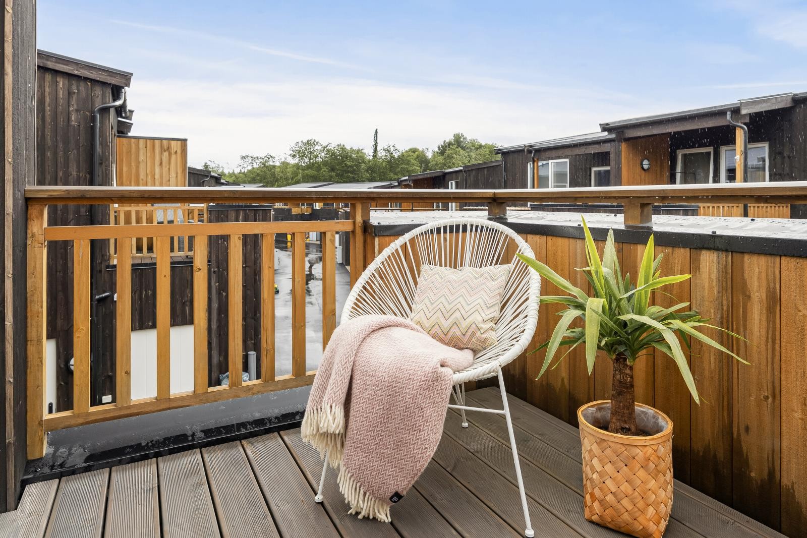 Balkongen i 2.etasje ligger skjermet og luftig til med fint utsyn. Galleribilde