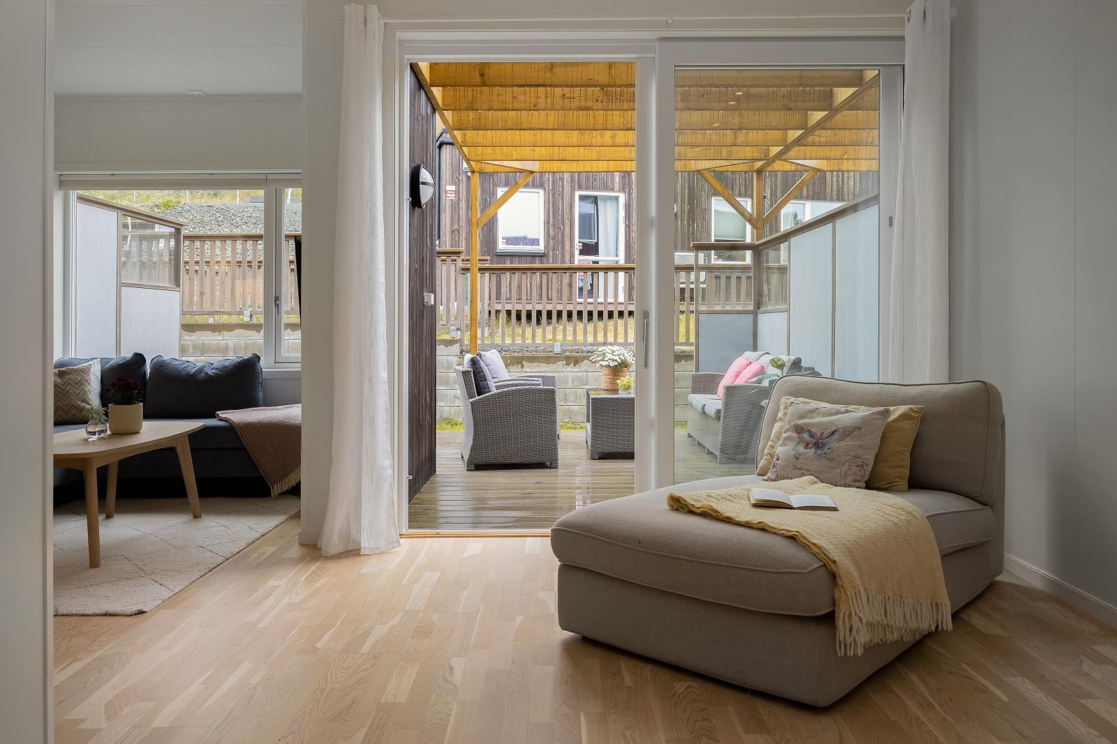 Boligen har stilrene farge- og materialvalg i et tidsriktig preg. Galleribilde