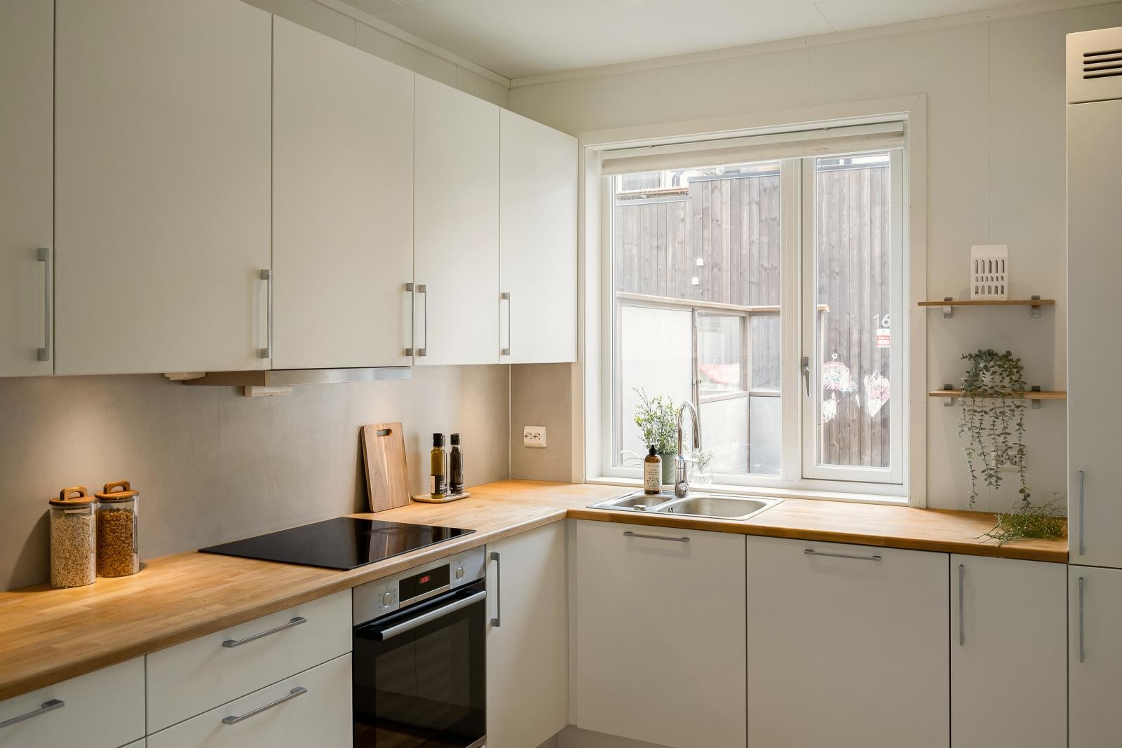 Også på kjøkkenet får man rikelig med dagslys. Galleribilde