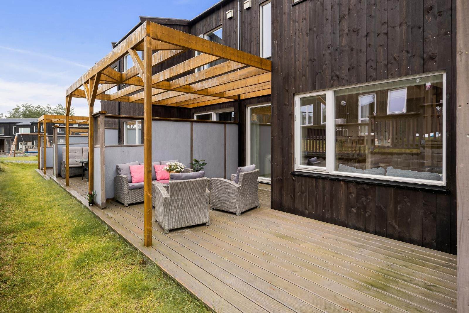 Terrassen har bra med plass for bl.a. utemøbler og grill. Galleribilde