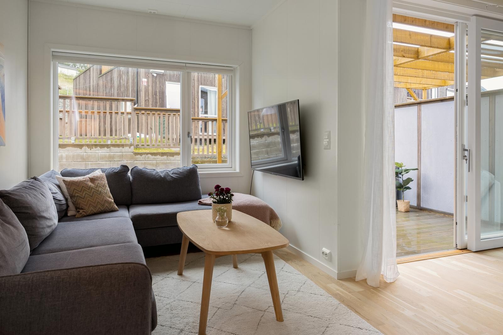 Boligen har balansert ventilasjon og fjernvarme som fører til et godt inneklima. Galleribilde