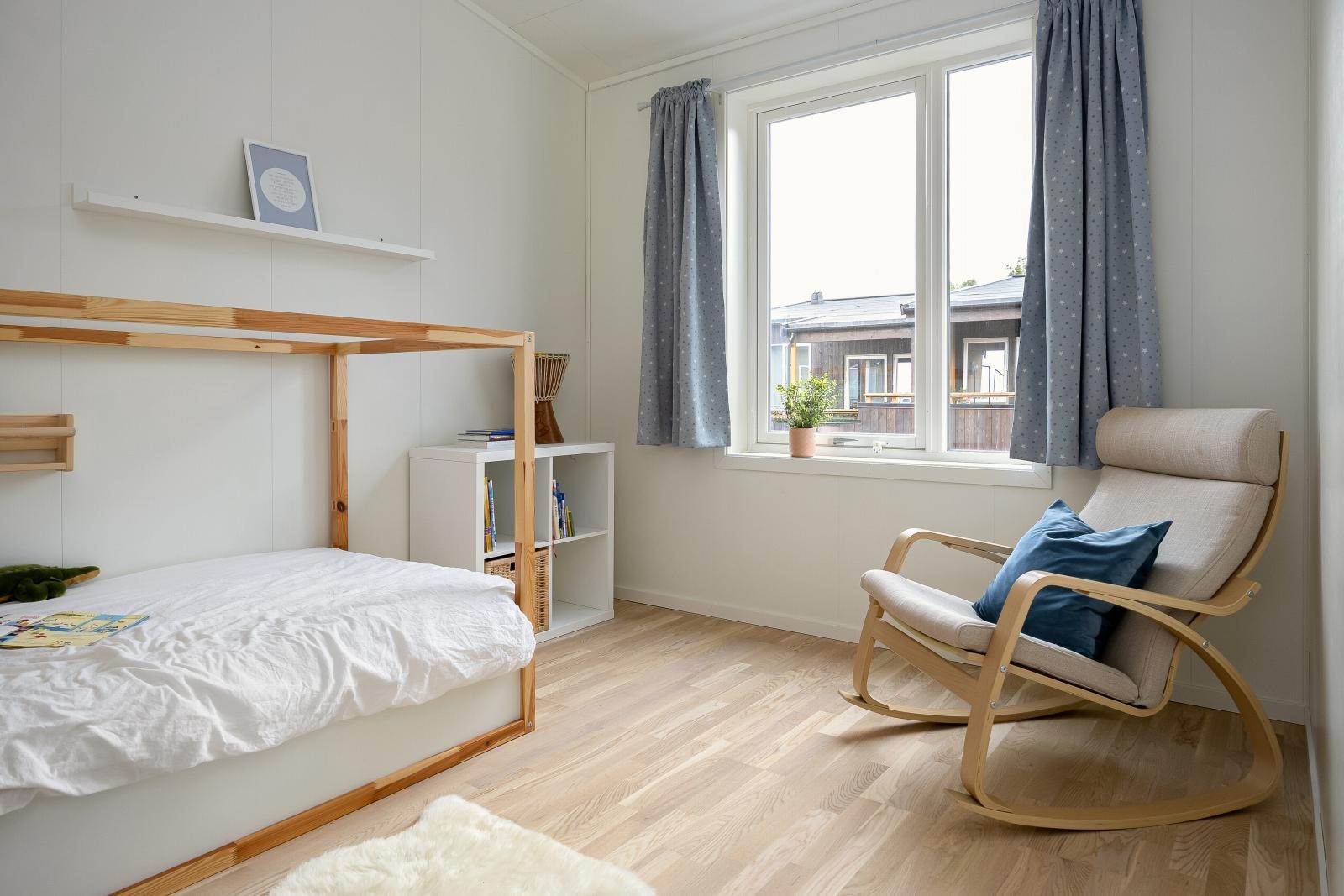 Soverom på ca. 9,5 kvm. Alle soverommene ligger vendt ut mot rolige omgivelser uten biltrafikk. Galleribilde