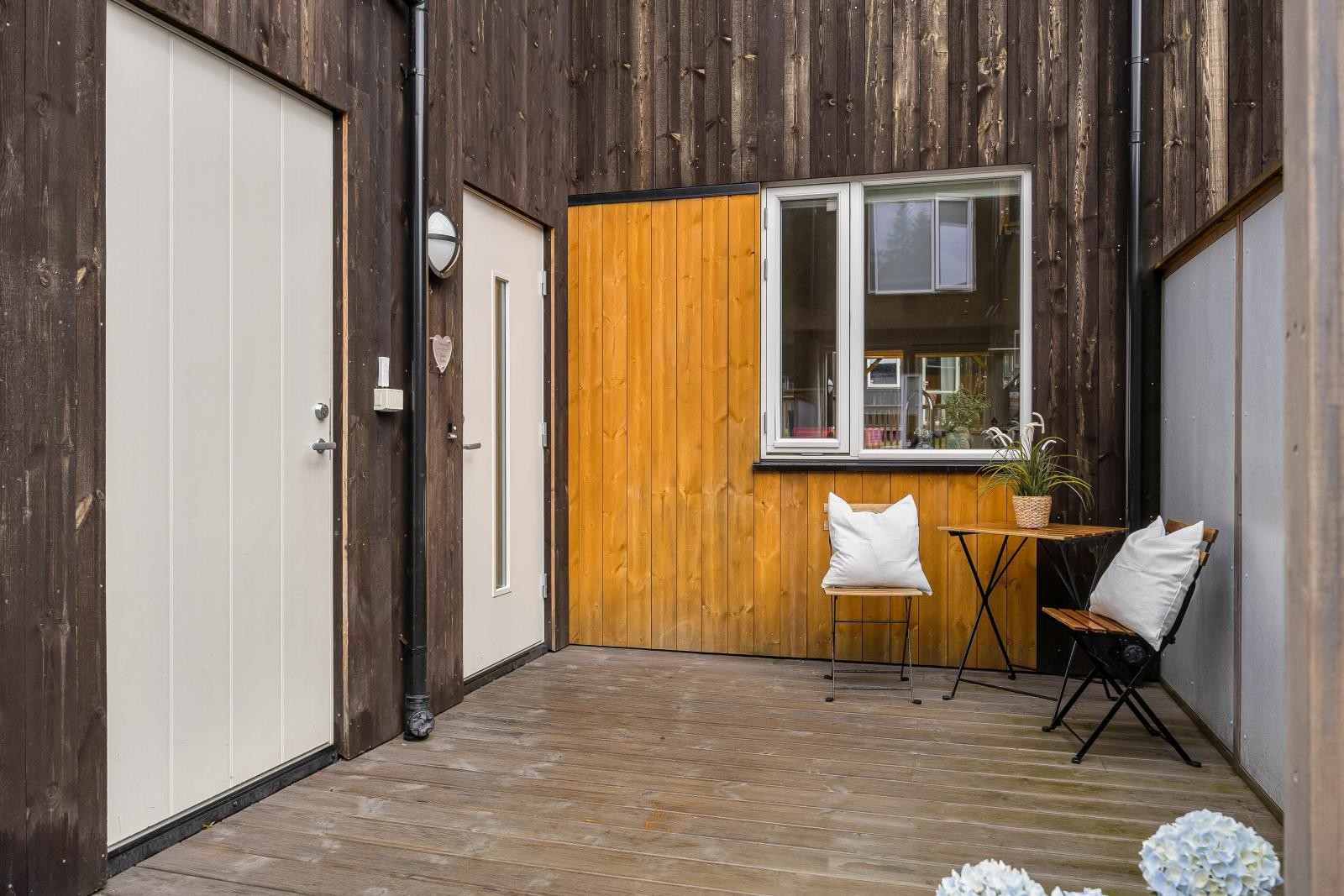 I tillegg til god lagring på loft har man en romslig sportsbod på 5 kvm like ved inngangspartiet. Galleribilde