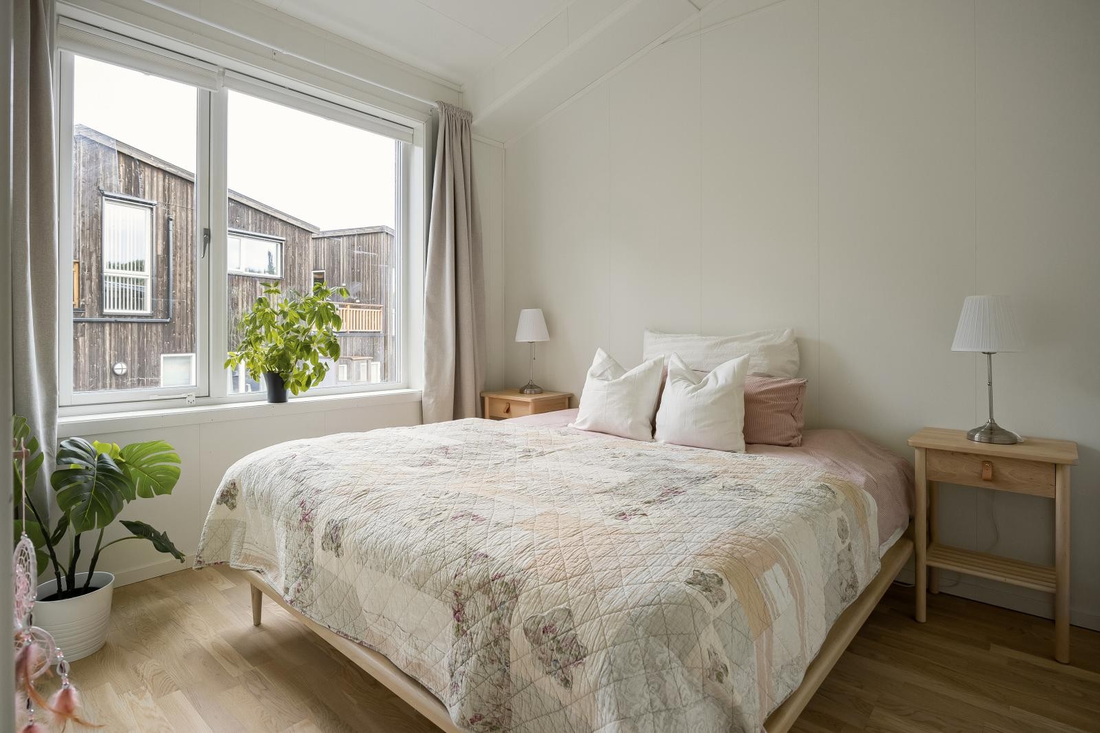 Lyst og luftig soverom på 9 kvm med god plass for seng med nattbord på hver side. Galleribilde